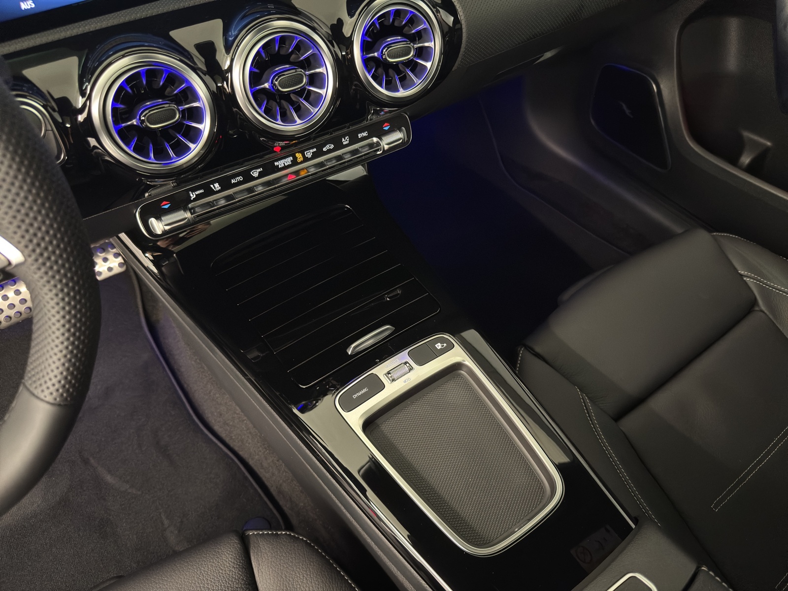 MERCEDES-BENZ A 220 d AMG Line-image-15