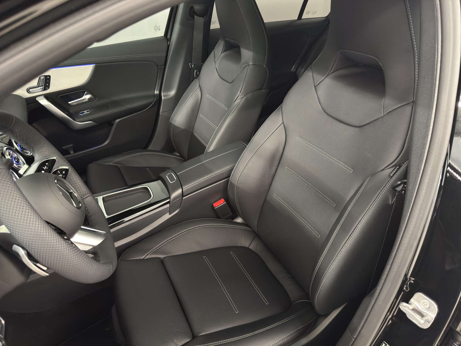 MERCEDES-BENZ A 220 d AMG Line-image-13