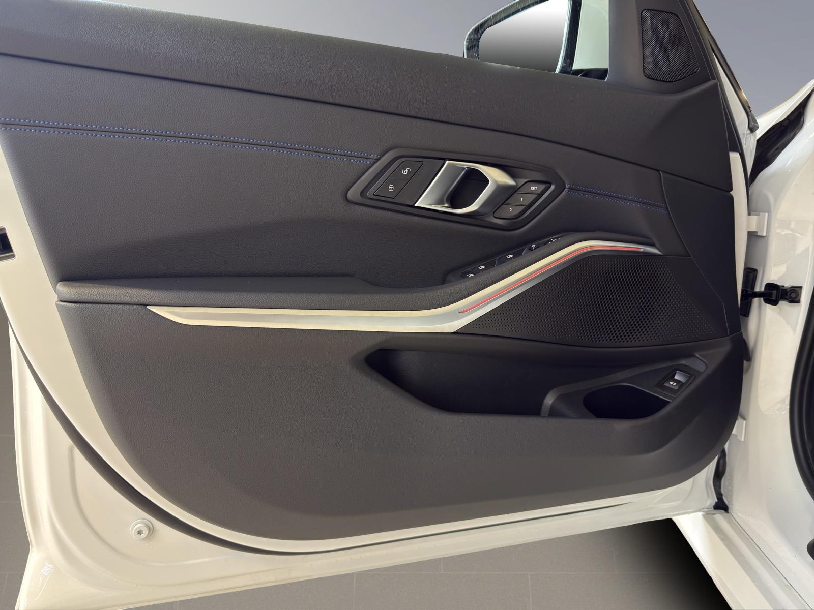 BMW 330d xDrive Touring M-SportPaket-image-13