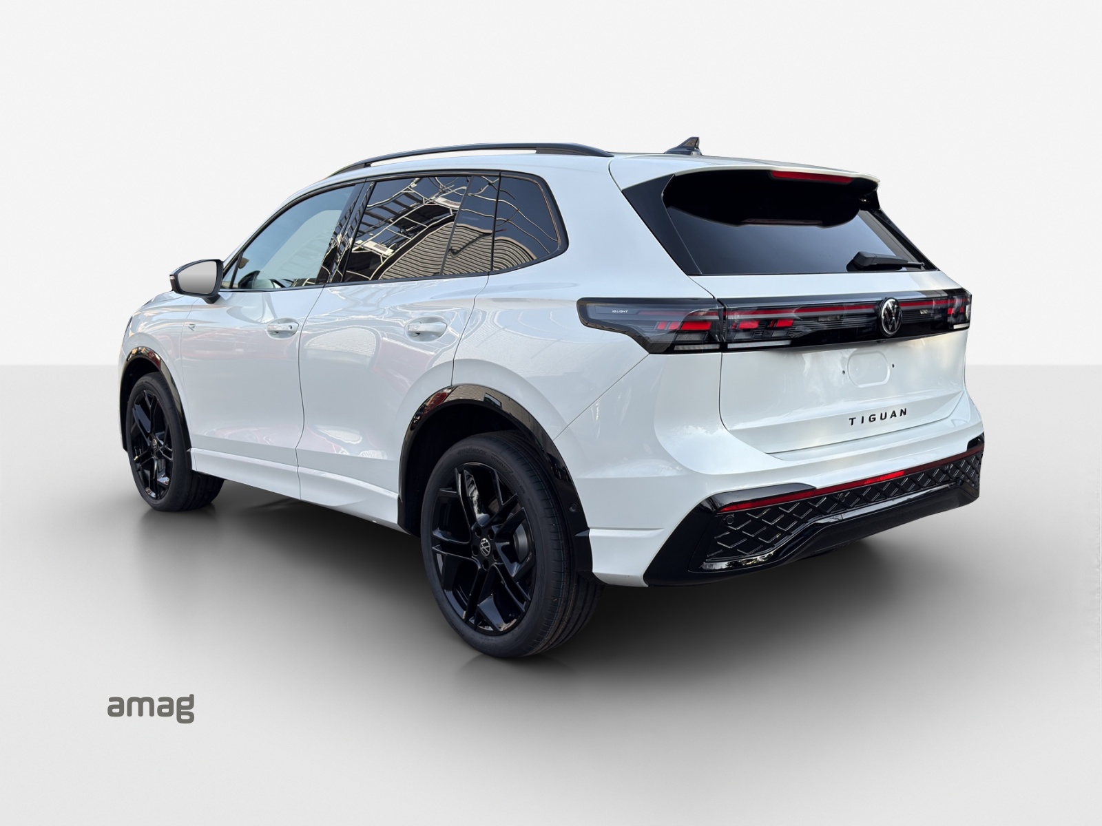 VW Tiguan 2.0 TSI DSG R-Line 4Motion-image-2