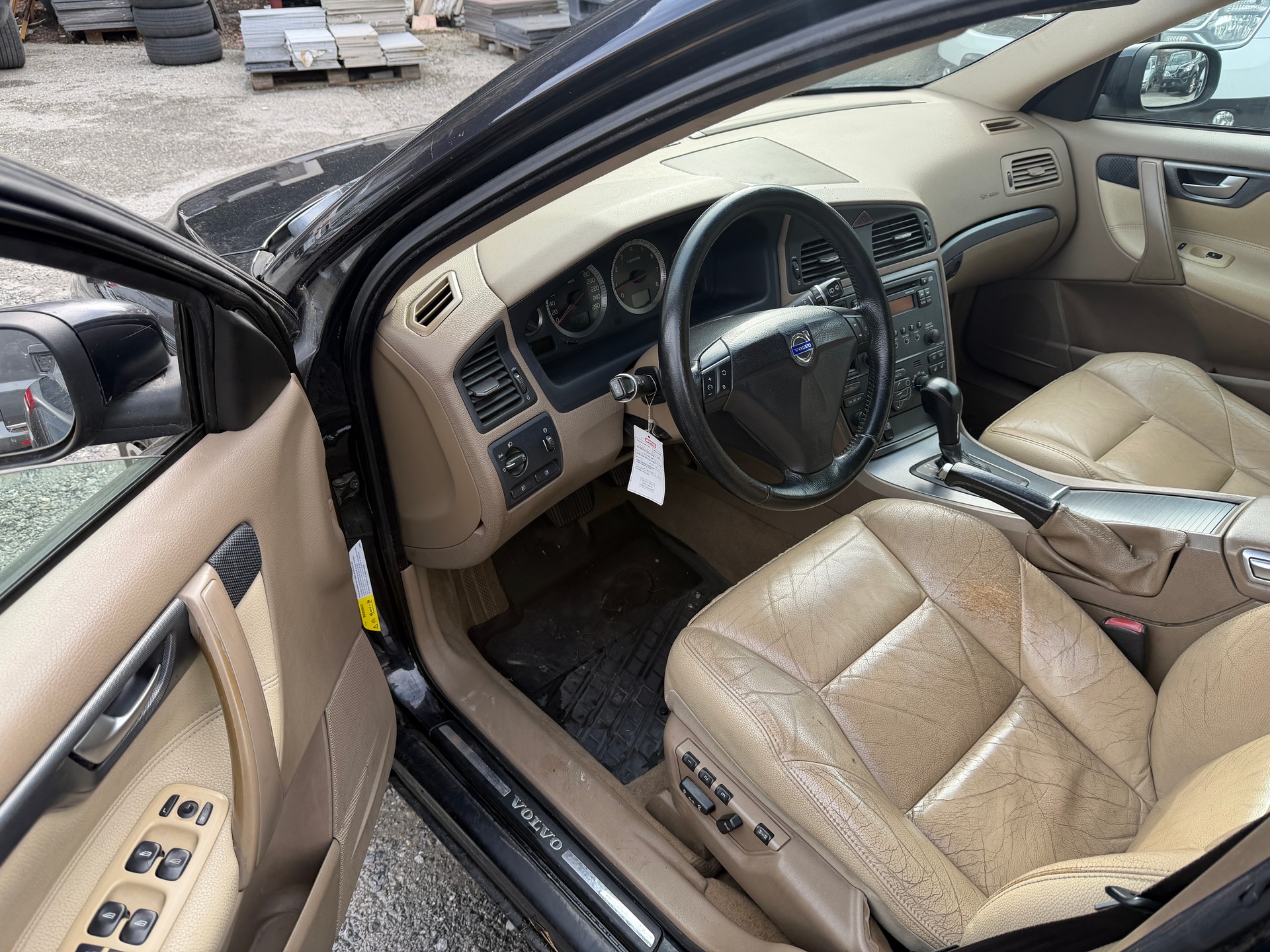 VOLVO V70 2.5T Stockholm Sport Geartronic-image-8