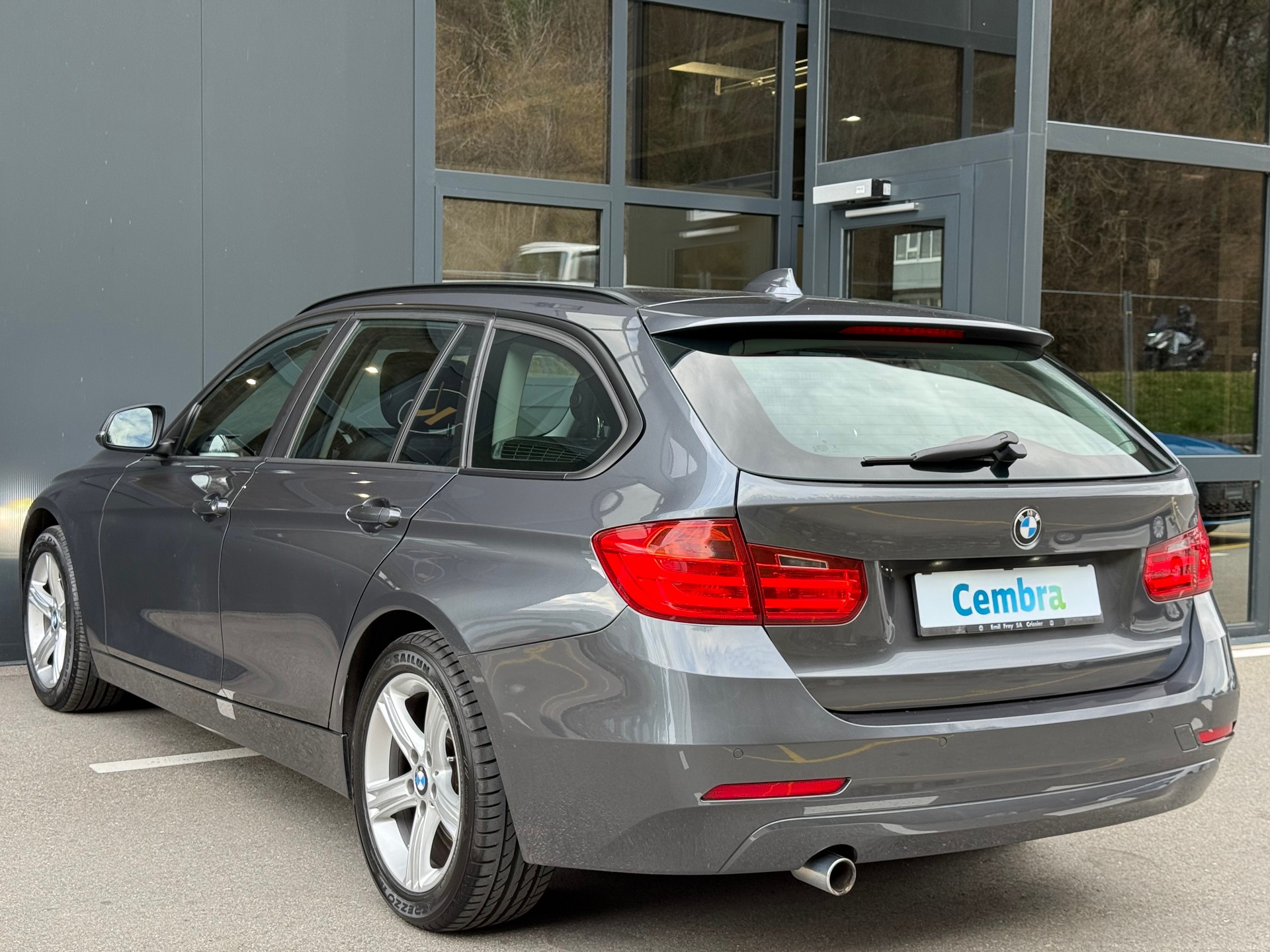 BMW 320d xDrive Touring Steptronic-showroom-element-3