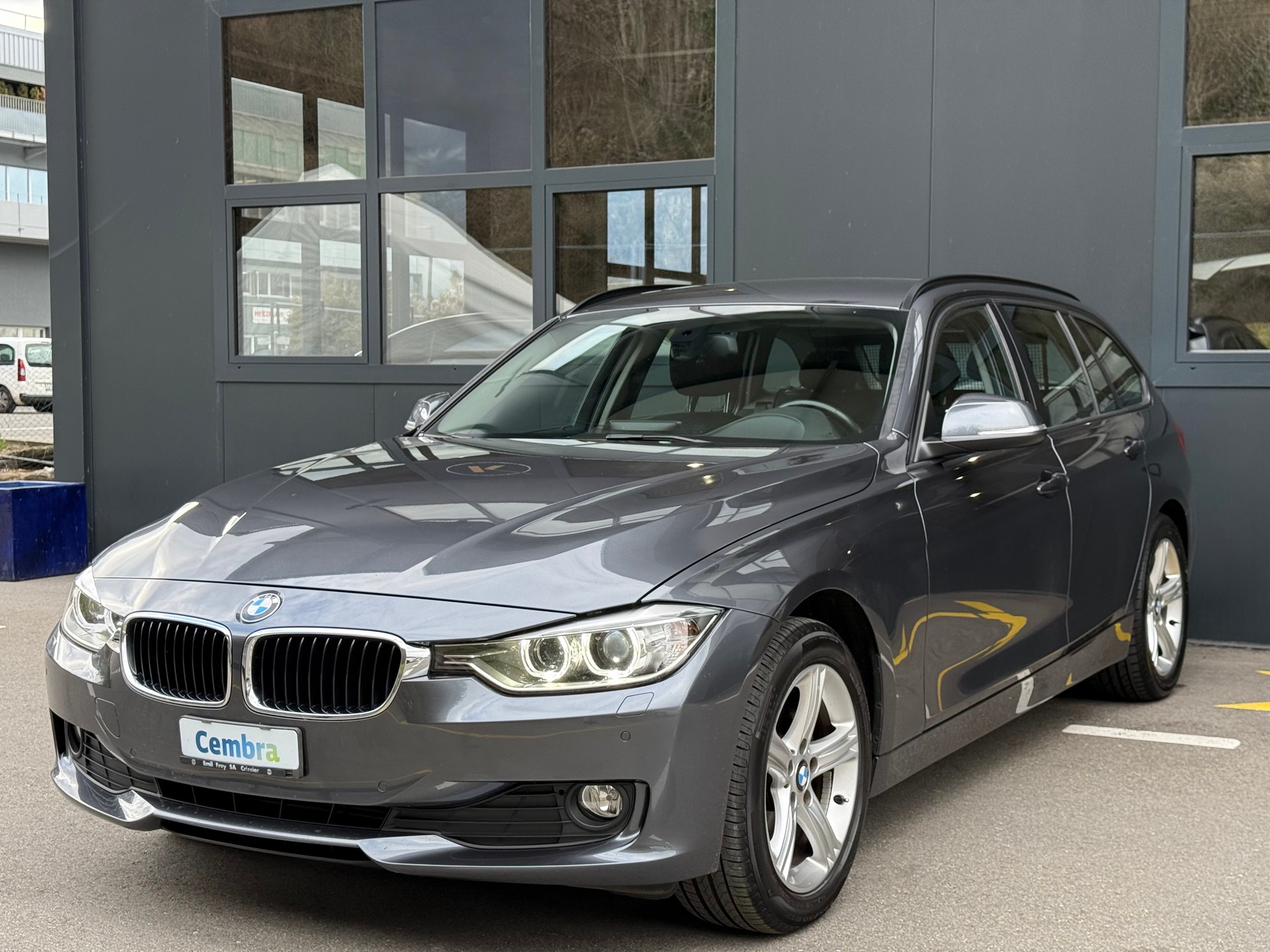 BMW 320d xDrive Touring Steptronic-showroom-element-2