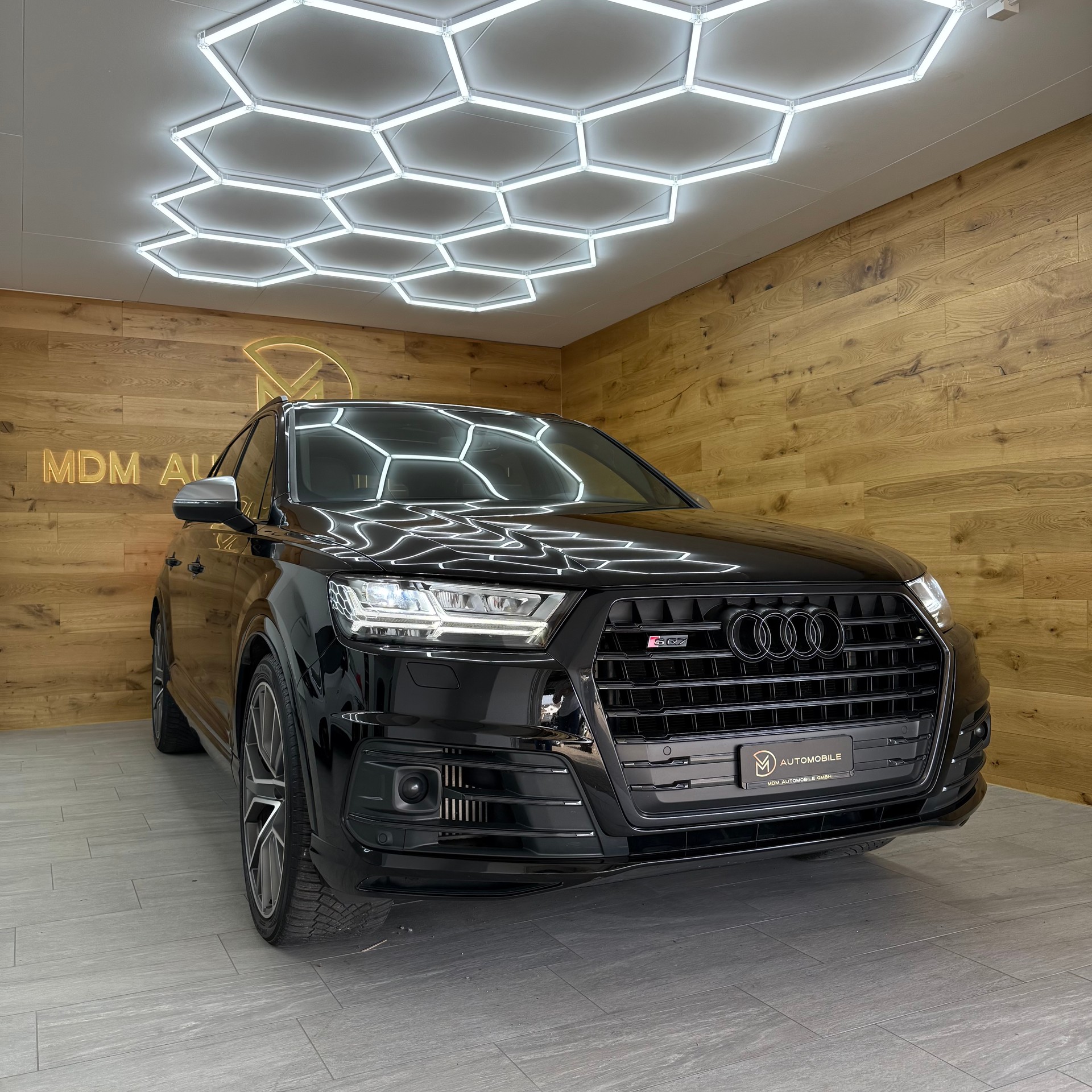 AUDI SQ7 4.0 TDI quattro tiptronic *Frisch Service*MFK*8 Fach*7 Sitzer*12 Monate Garantie*-showroom-element-1