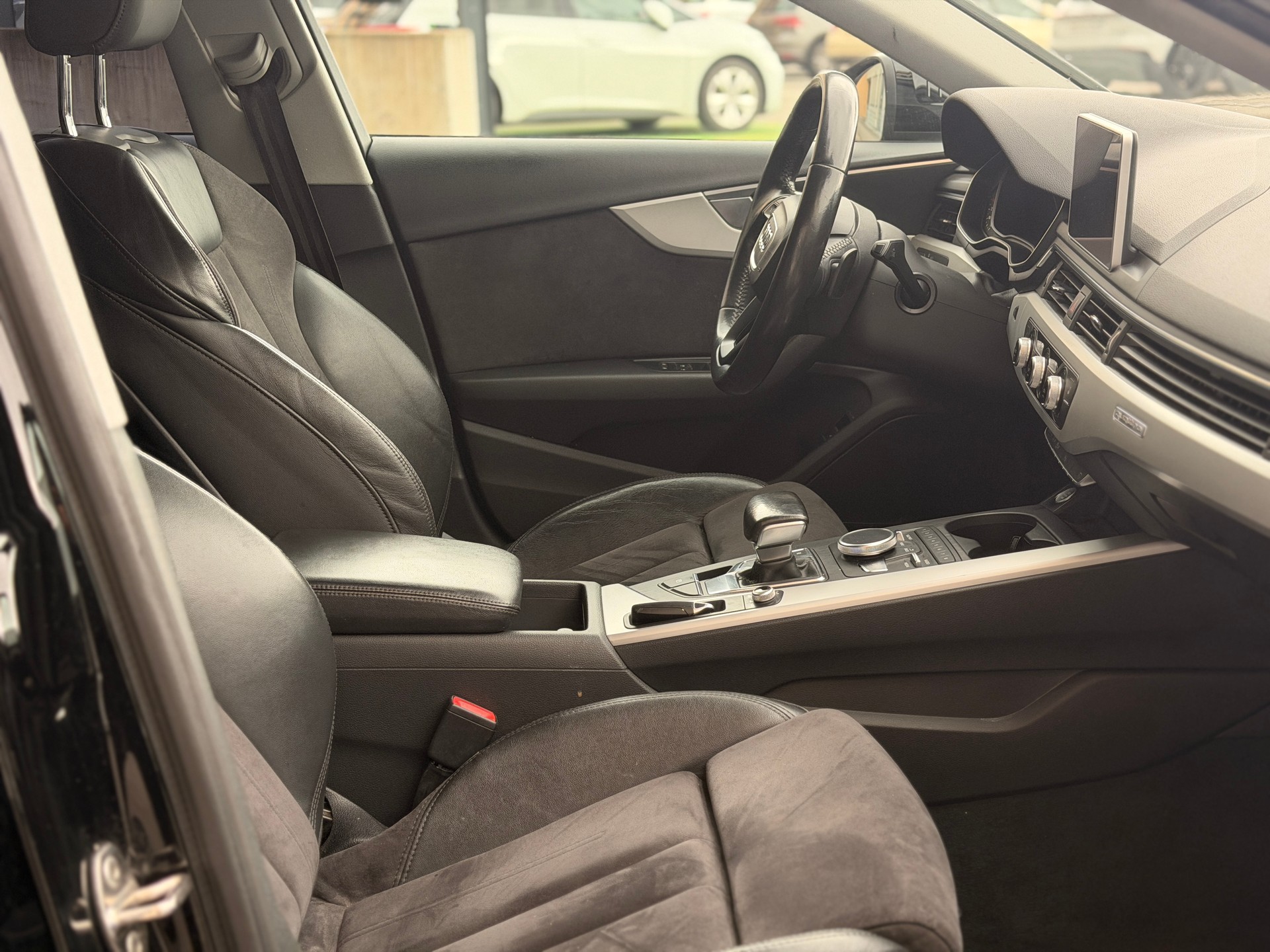 AUDI A4 Avant 2.0 TDI quattro S-tronic-image-24