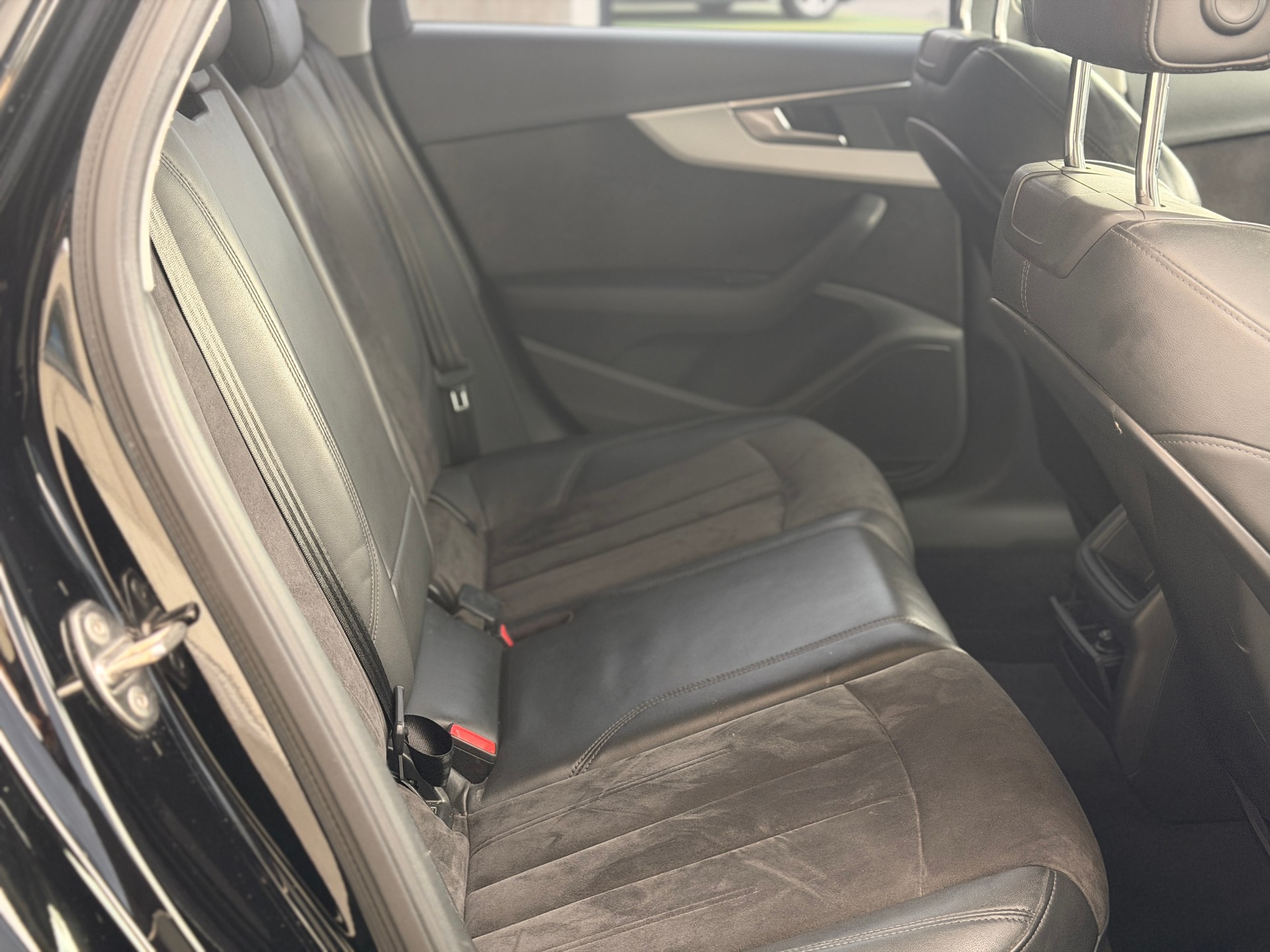 AUDI A4 Avant 2.0 TDI quattro S-tronic-image-21