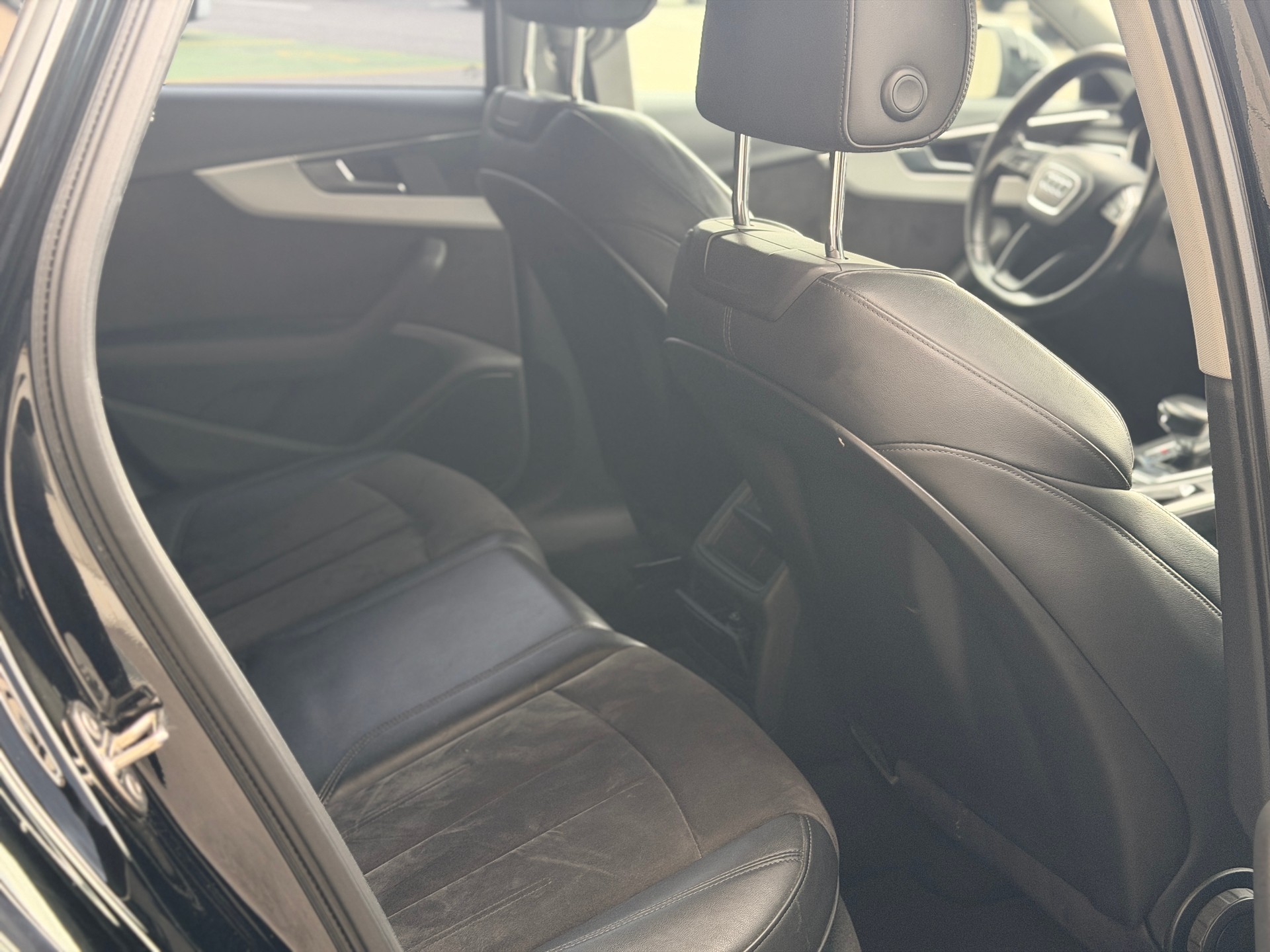 AUDI A4 Avant 2.0 TDI quattro S-tronic-image-22