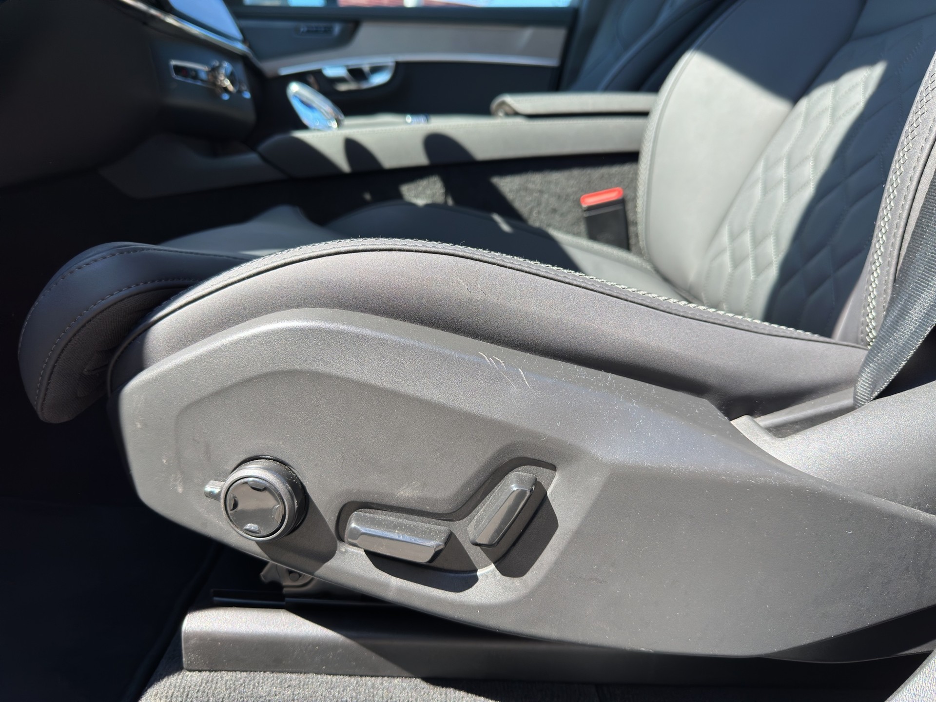 VOLVO XC90 B5 Benzin 7Pl. Mild Hybrid AWD Plus Bright Geartronic-image-9