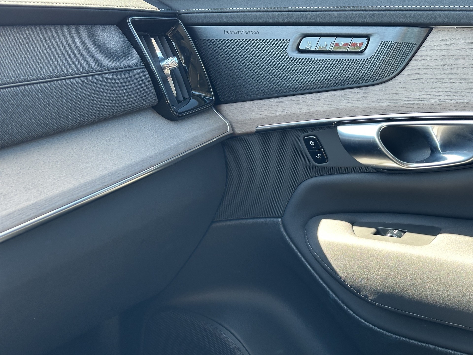 VOLVO XC90 B5 Benzin 7Pl. Mild Hybrid AWD Plus Bright Geartronic-image-17