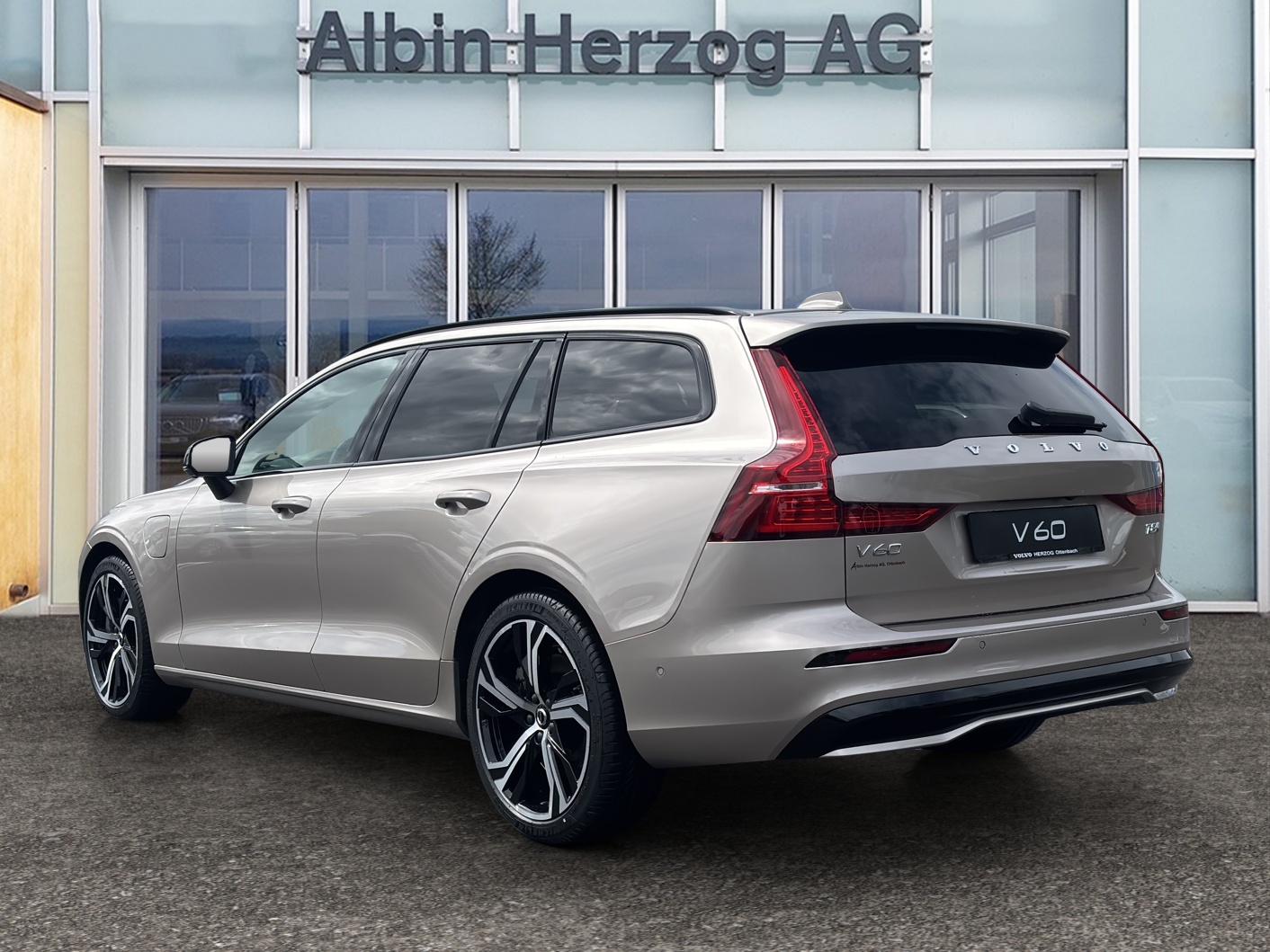 VOLVO V60 2.0 T8 TE Ultra Dark eAWD-image-2