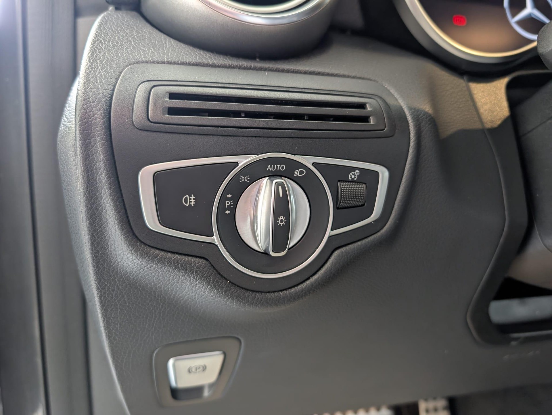 MERCEDES-BENZ GLC 200 AMG Line 4m-image-9