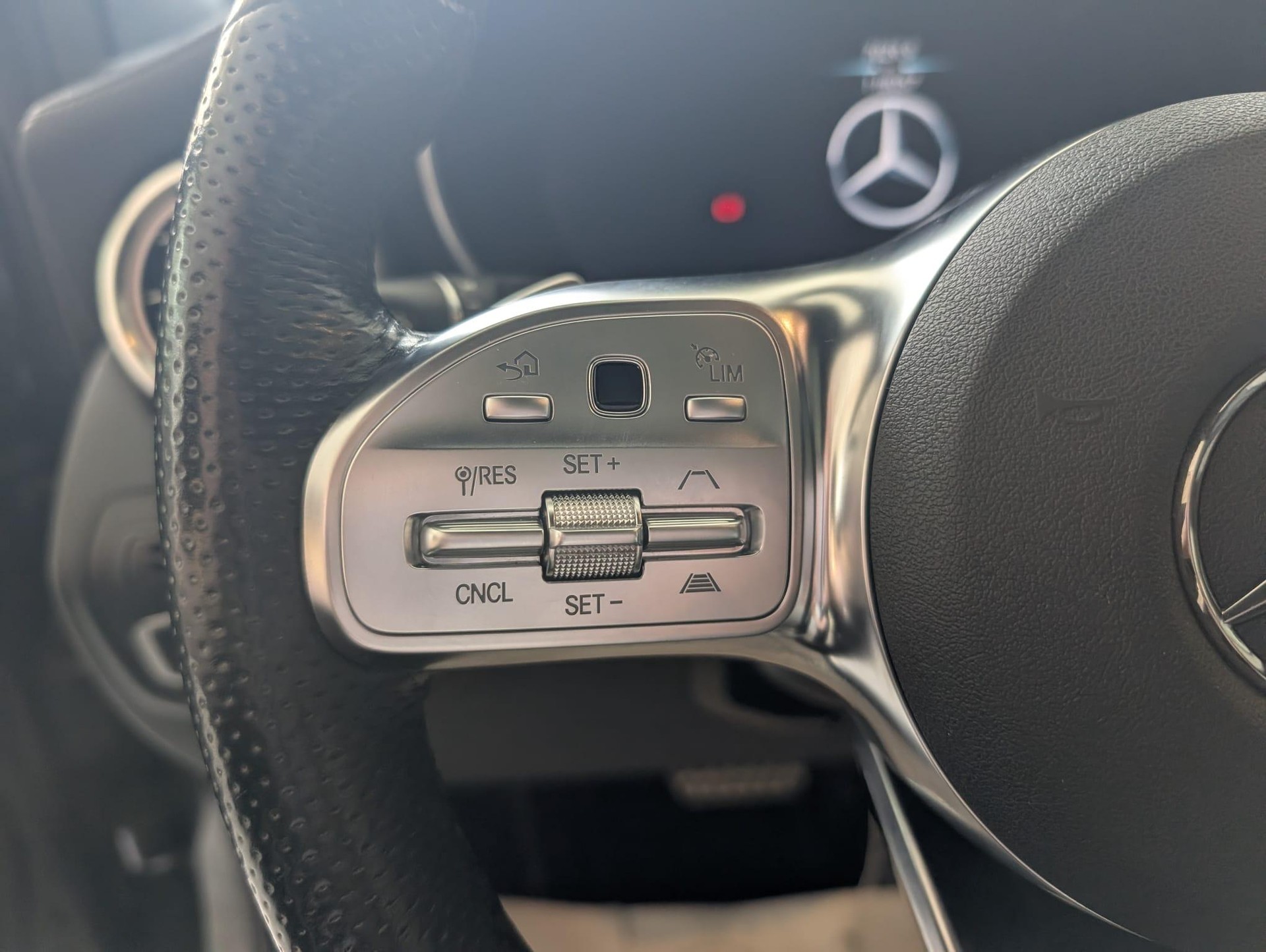 MERCEDES-BENZ GLC 200 AMG Line 4m-image-10