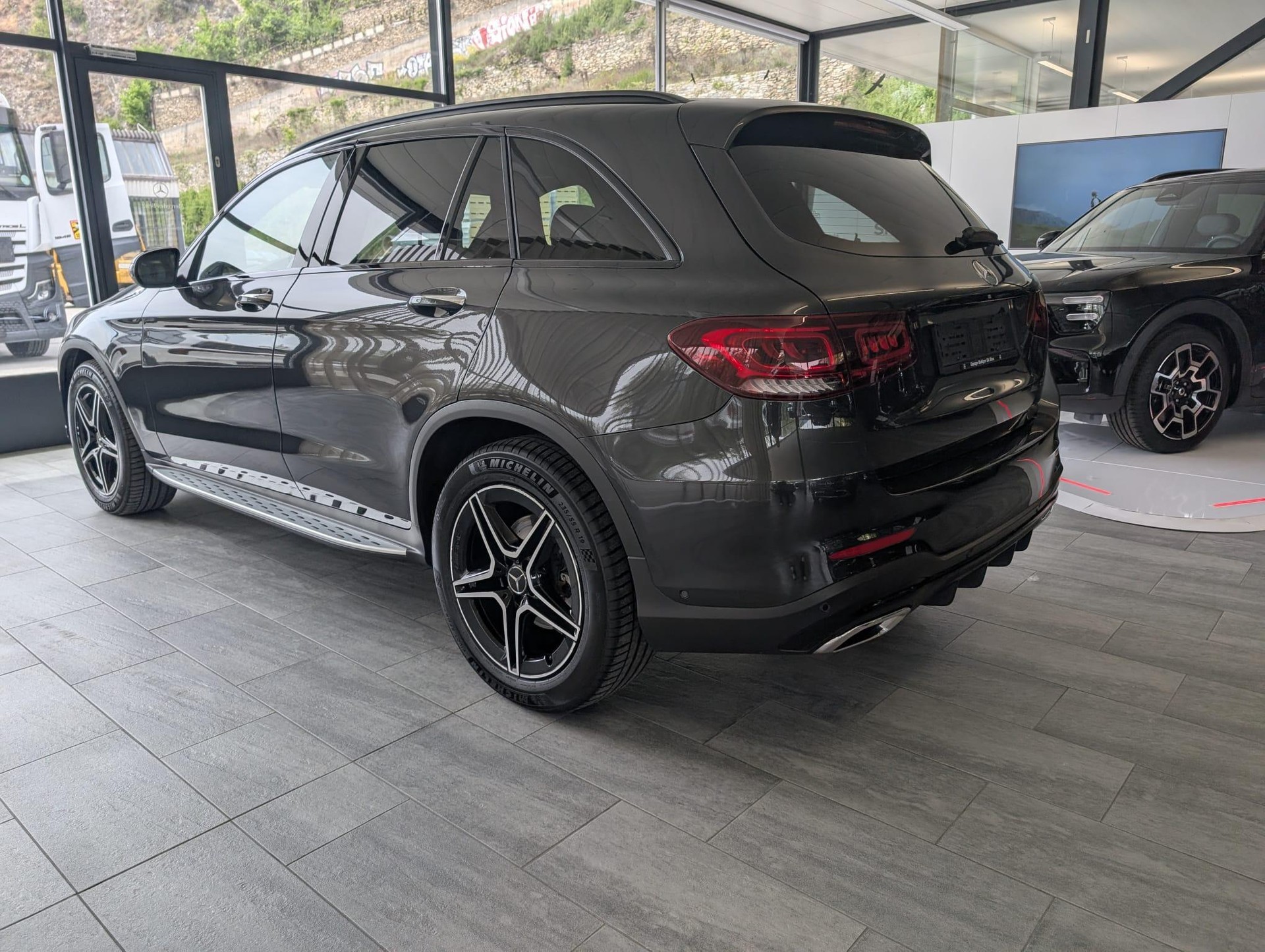 MERCEDES-BENZ GLC 200 AMG Line 4m-image-2