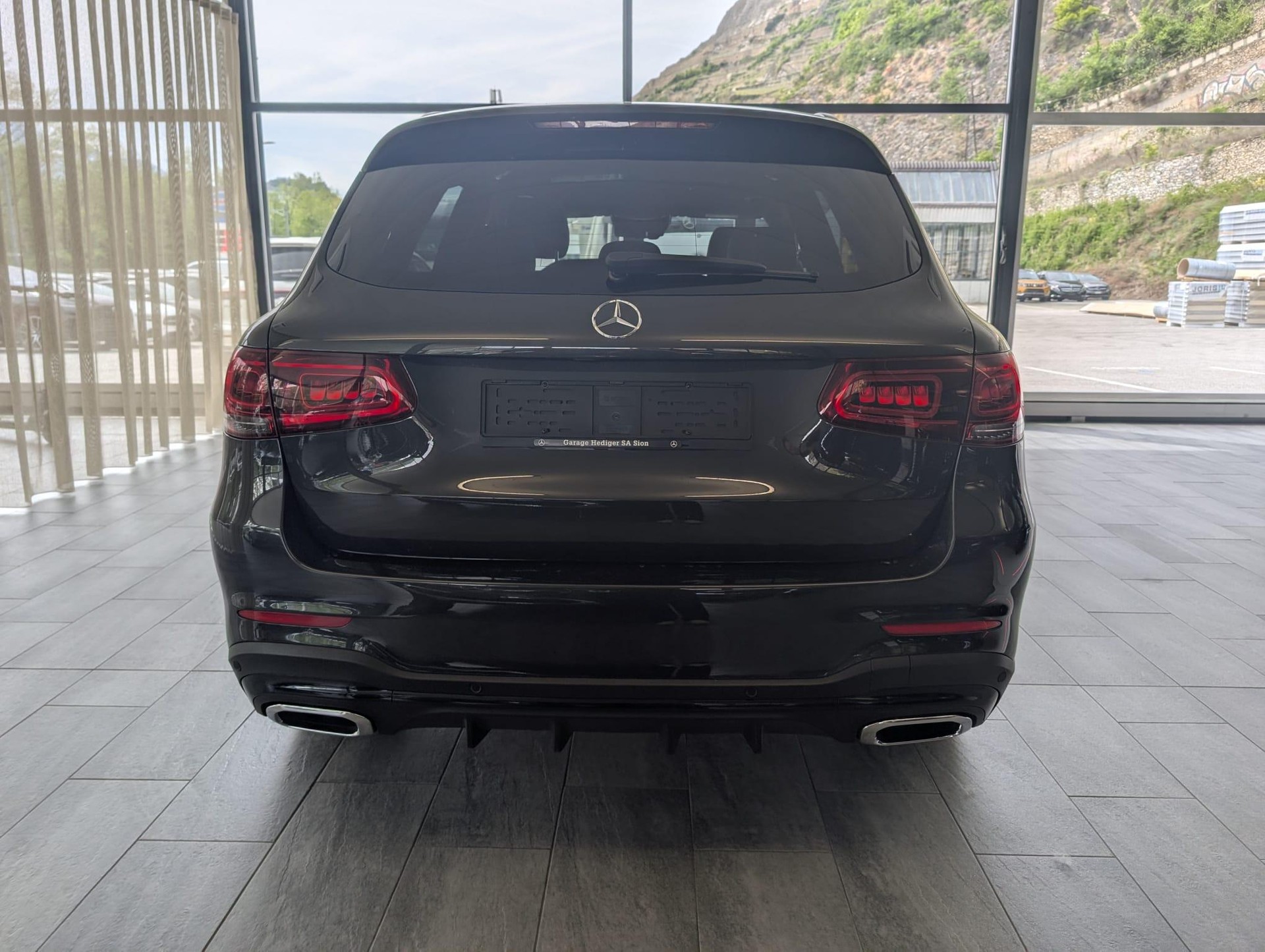 MERCEDES-BENZ GLC 200 AMG Line 4m-image-4
