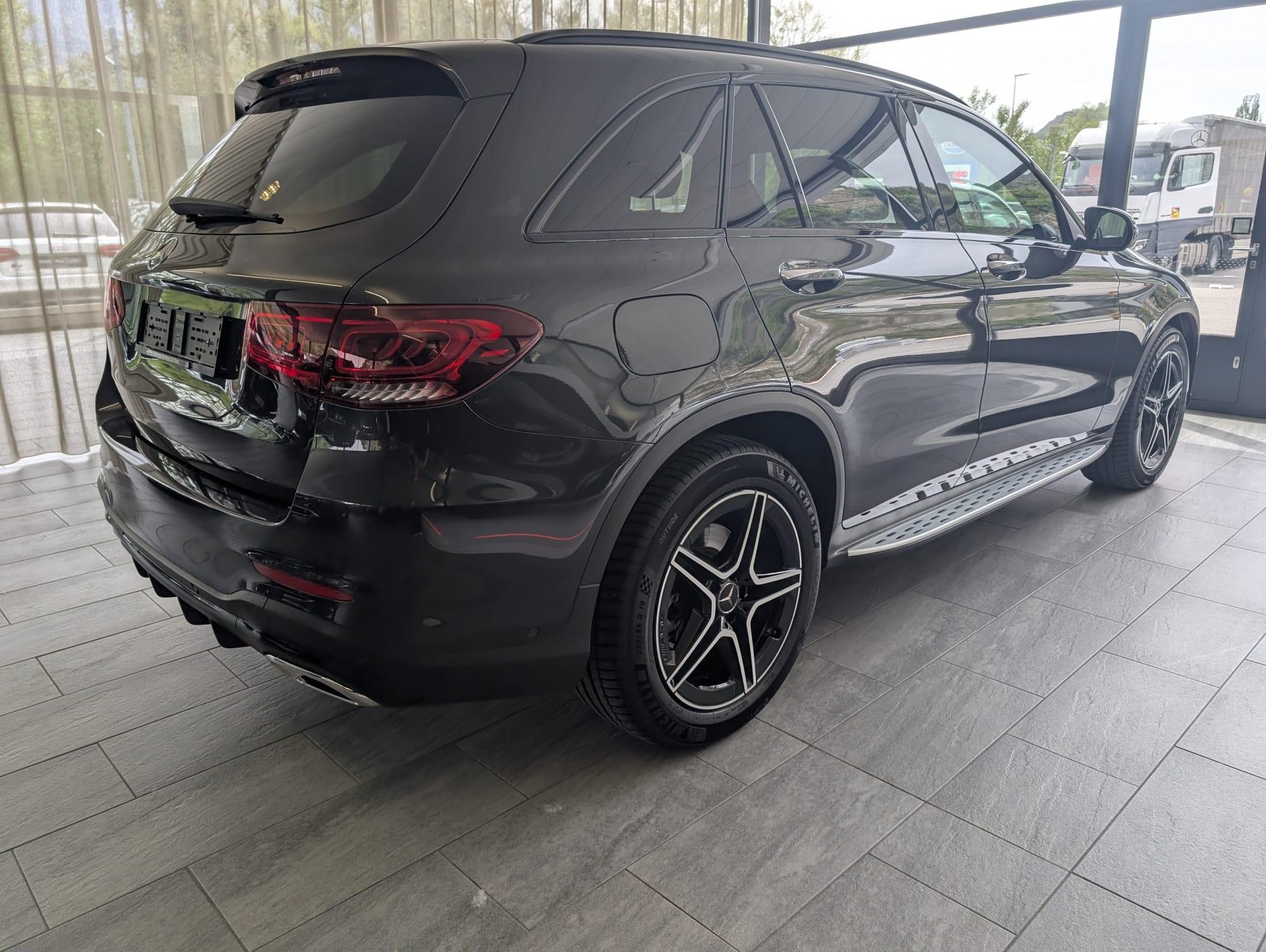 MERCEDES-BENZ GLC 200 AMG Line 4m-image-3