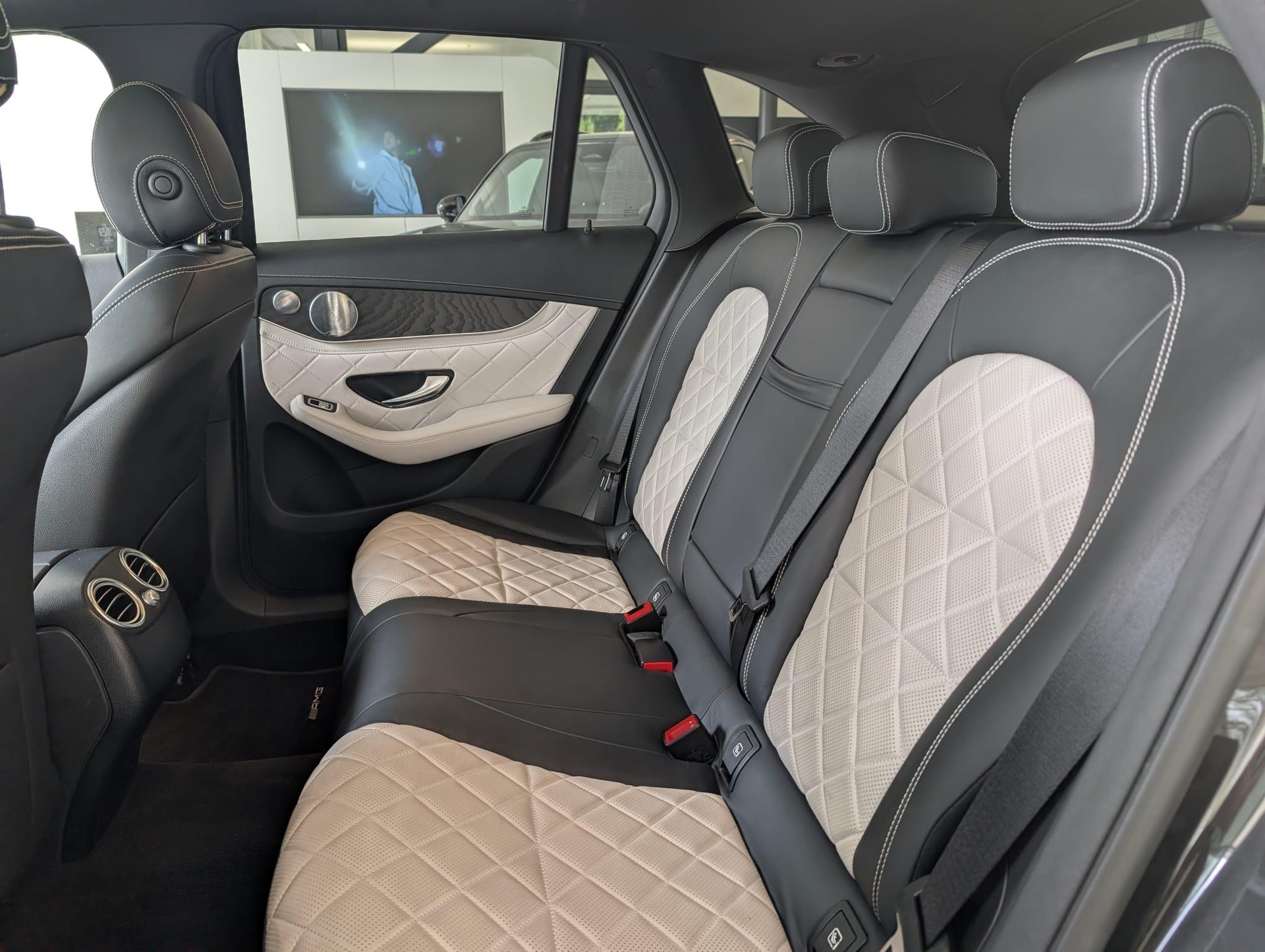 MERCEDES-BENZ GLC 200 AMG Line 4m-image-15