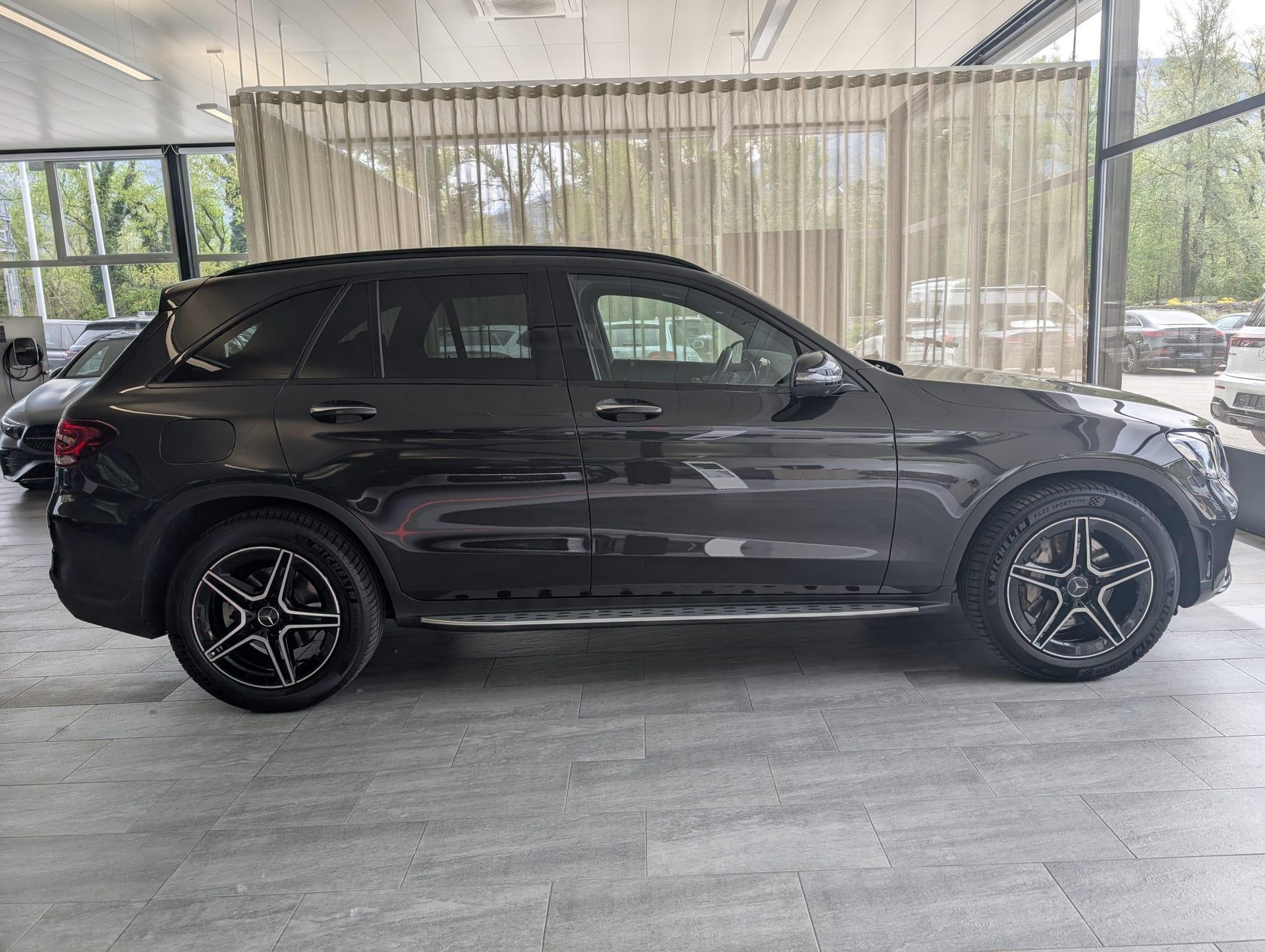 MERCEDES-BENZ GLC 200 AMG Line 4m-image-5