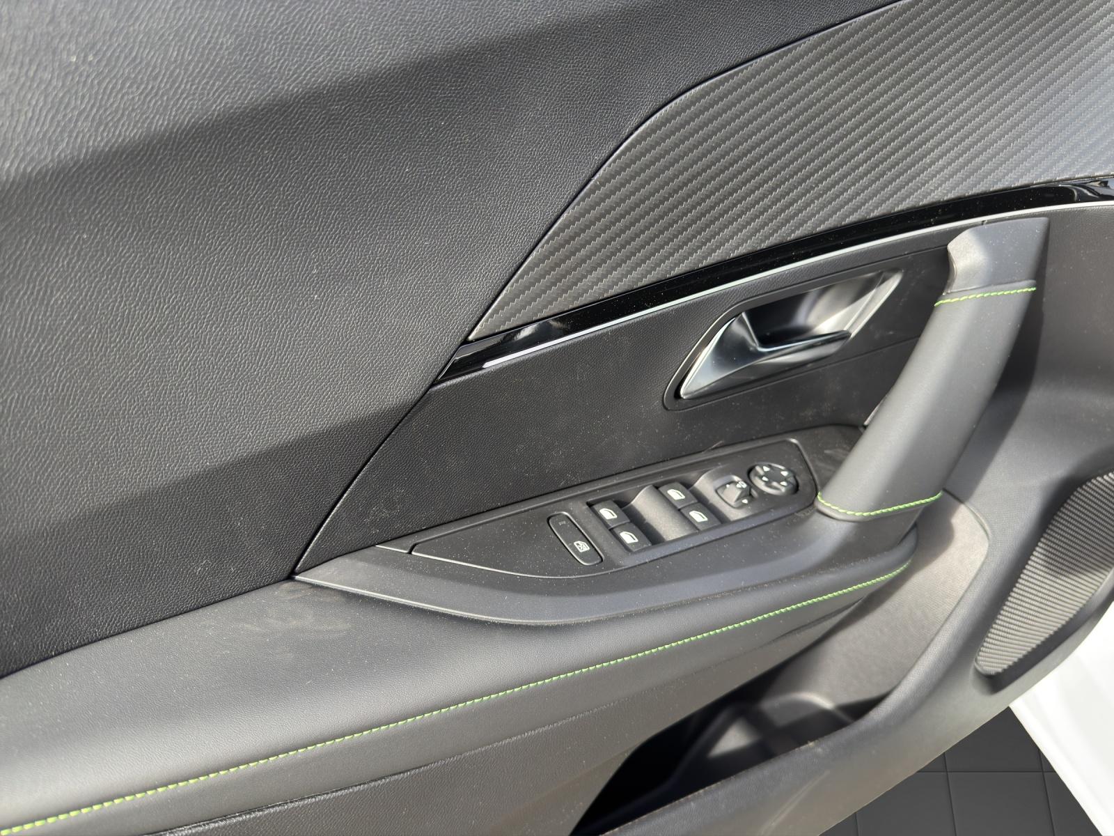 PEUGEOT 2008 1.2 GT Hybrid 145-image-17