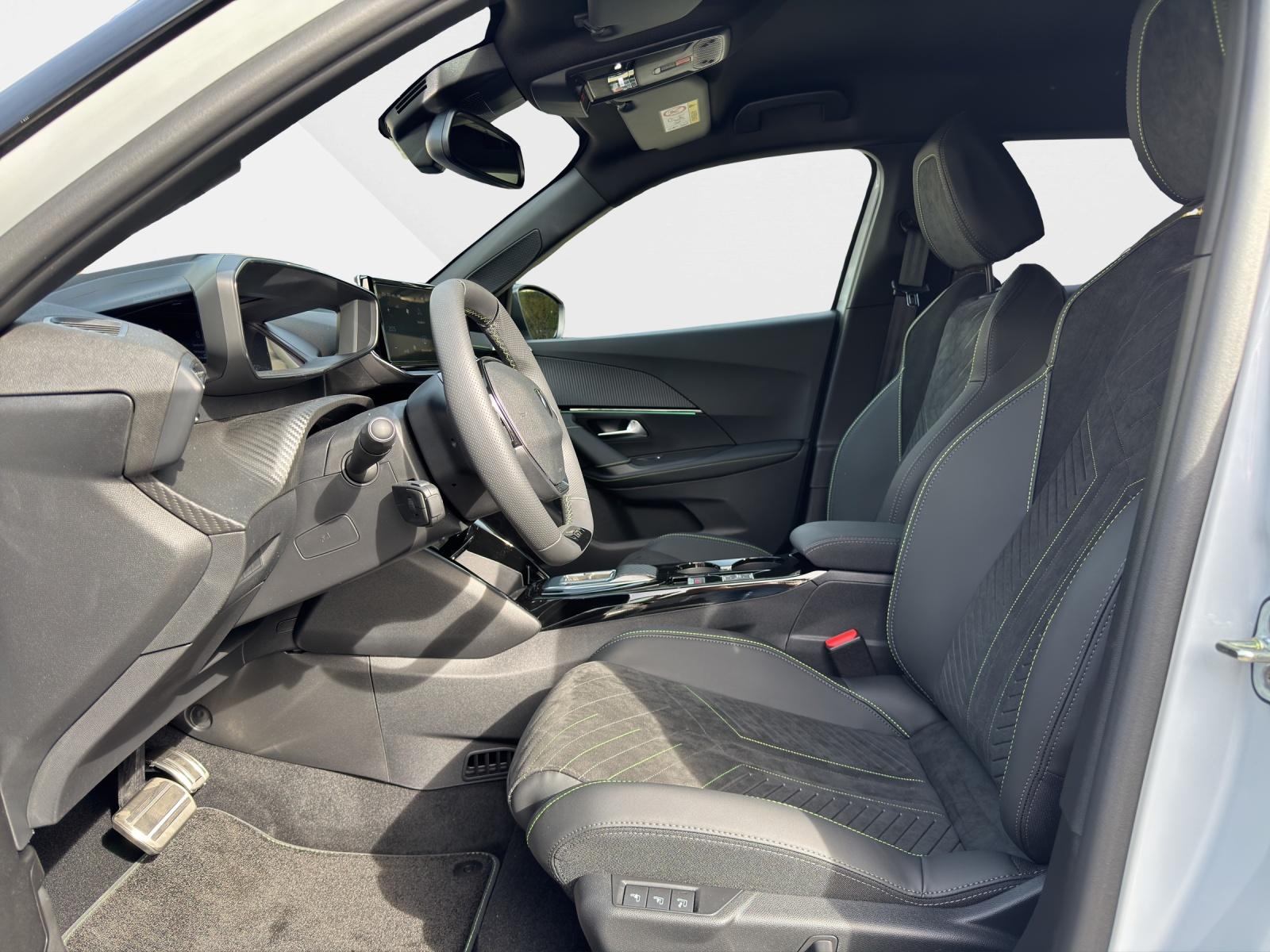 PEUGEOT 2008 1.2 GT Hybrid 145-image-8