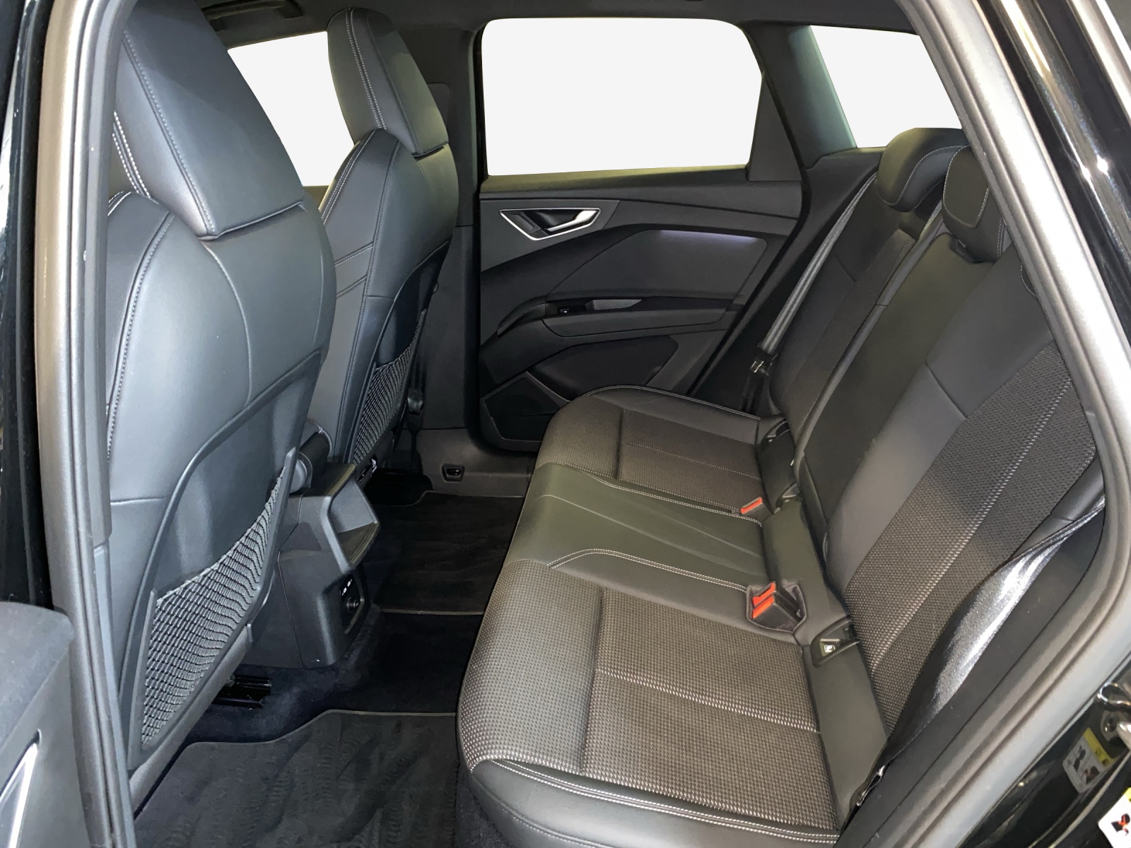 AUDI Q4 e-tron 45 quattro-image-12