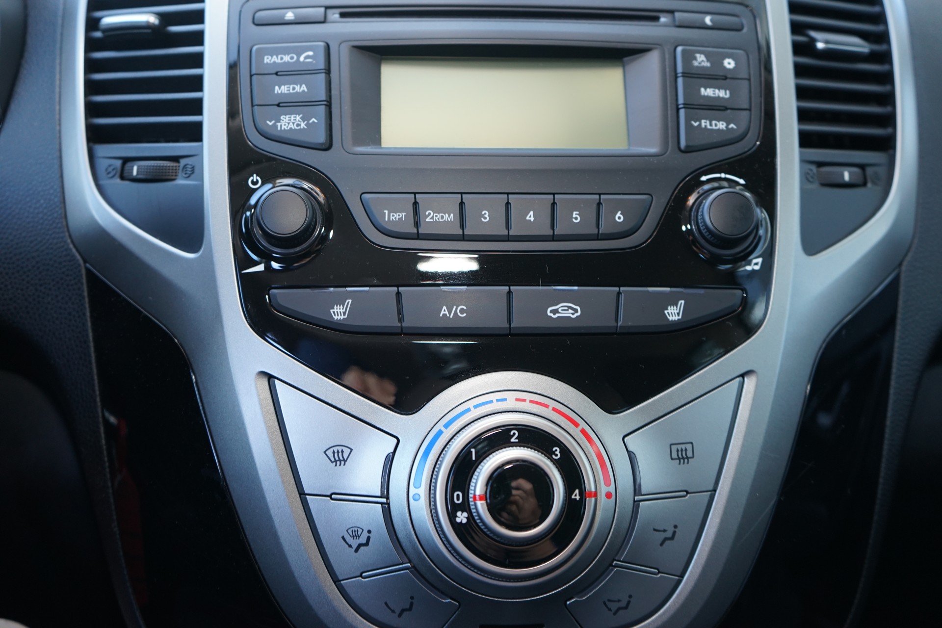 HYUNDAI iX20 1.6 Amplia Automatic-image-18