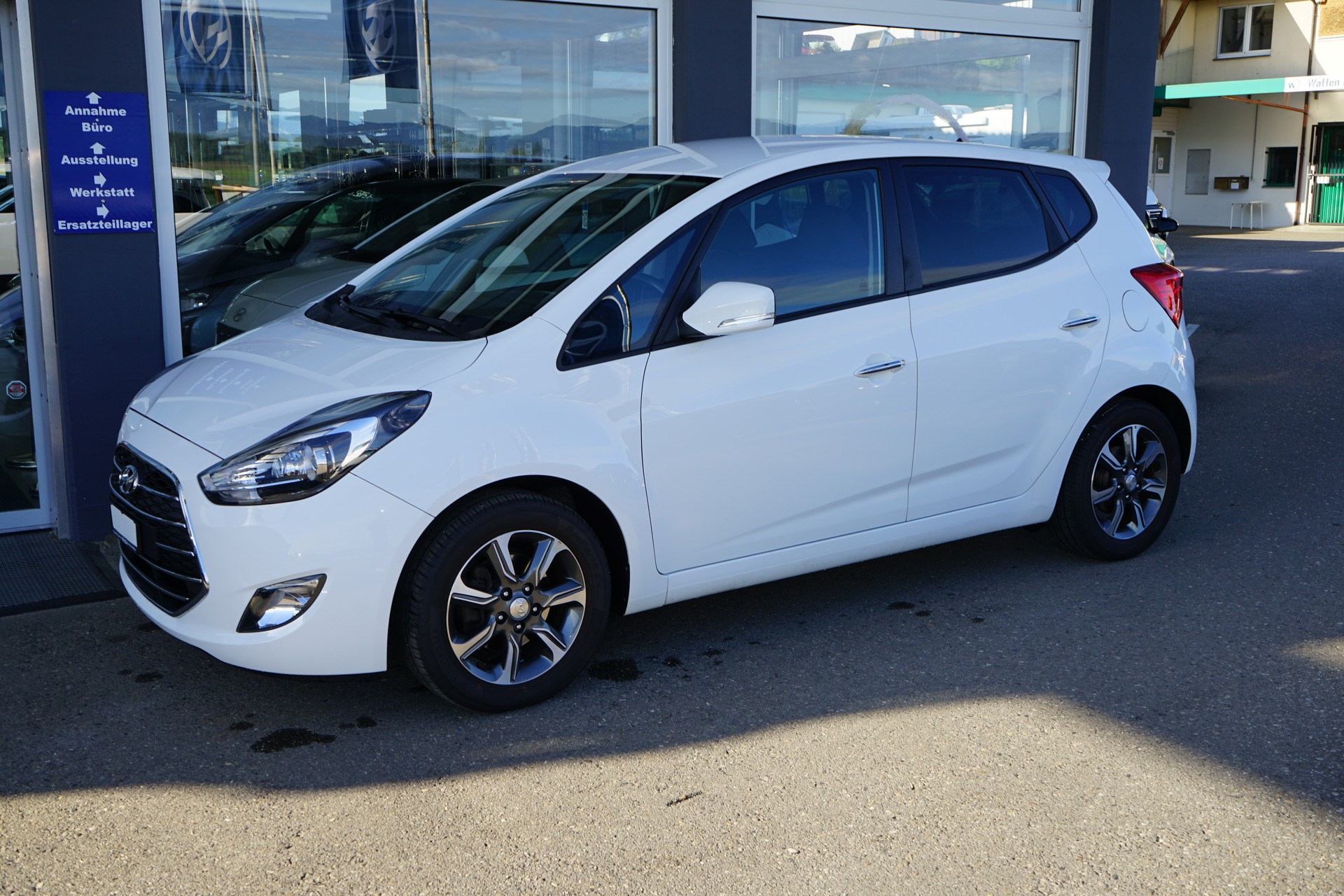 HYUNDAI iX20 1.6 Amplia Automatic-image-0