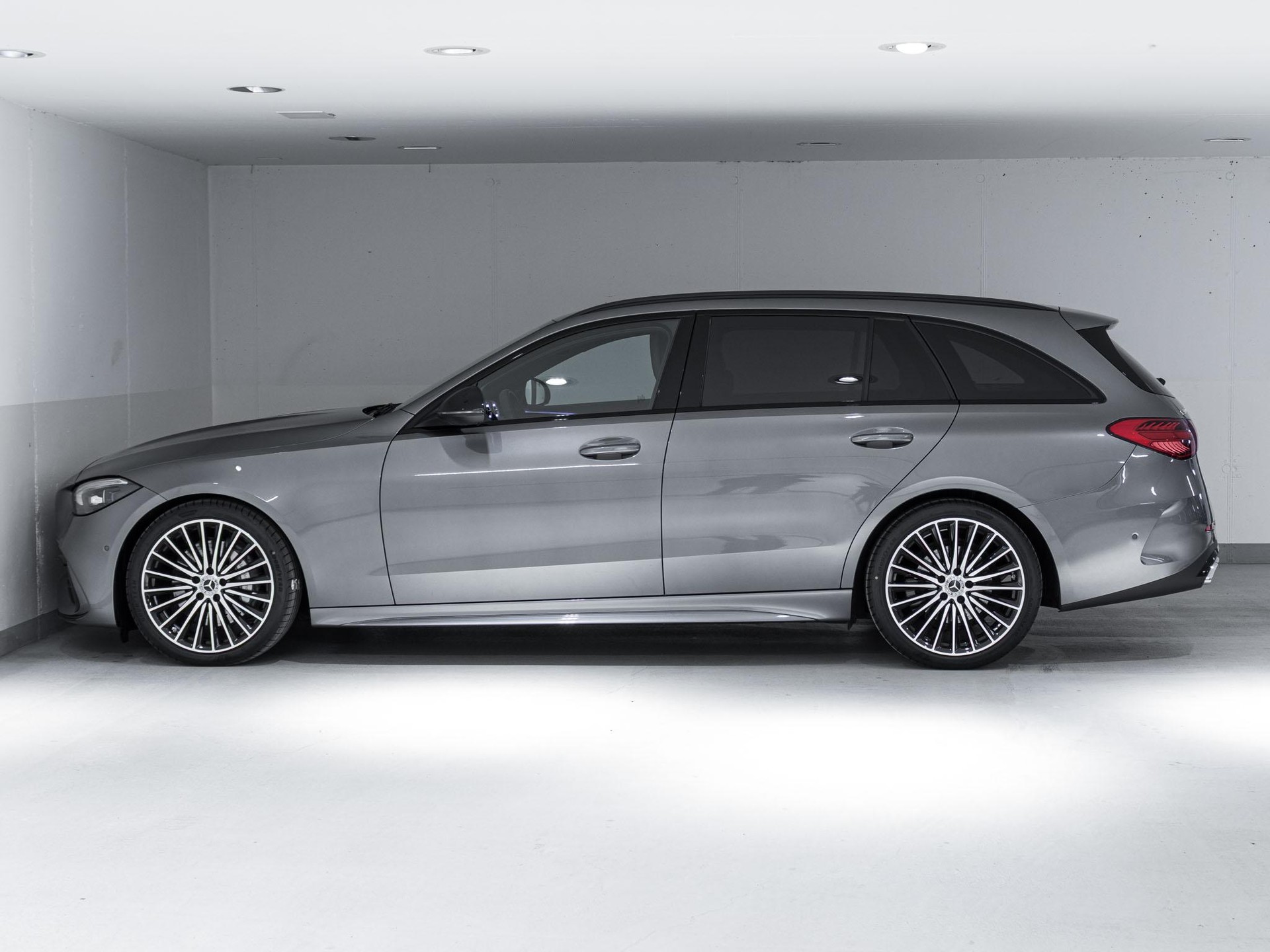 MERCEDES-BENZ C 300 AMG Line 4matic Kombi-image-4