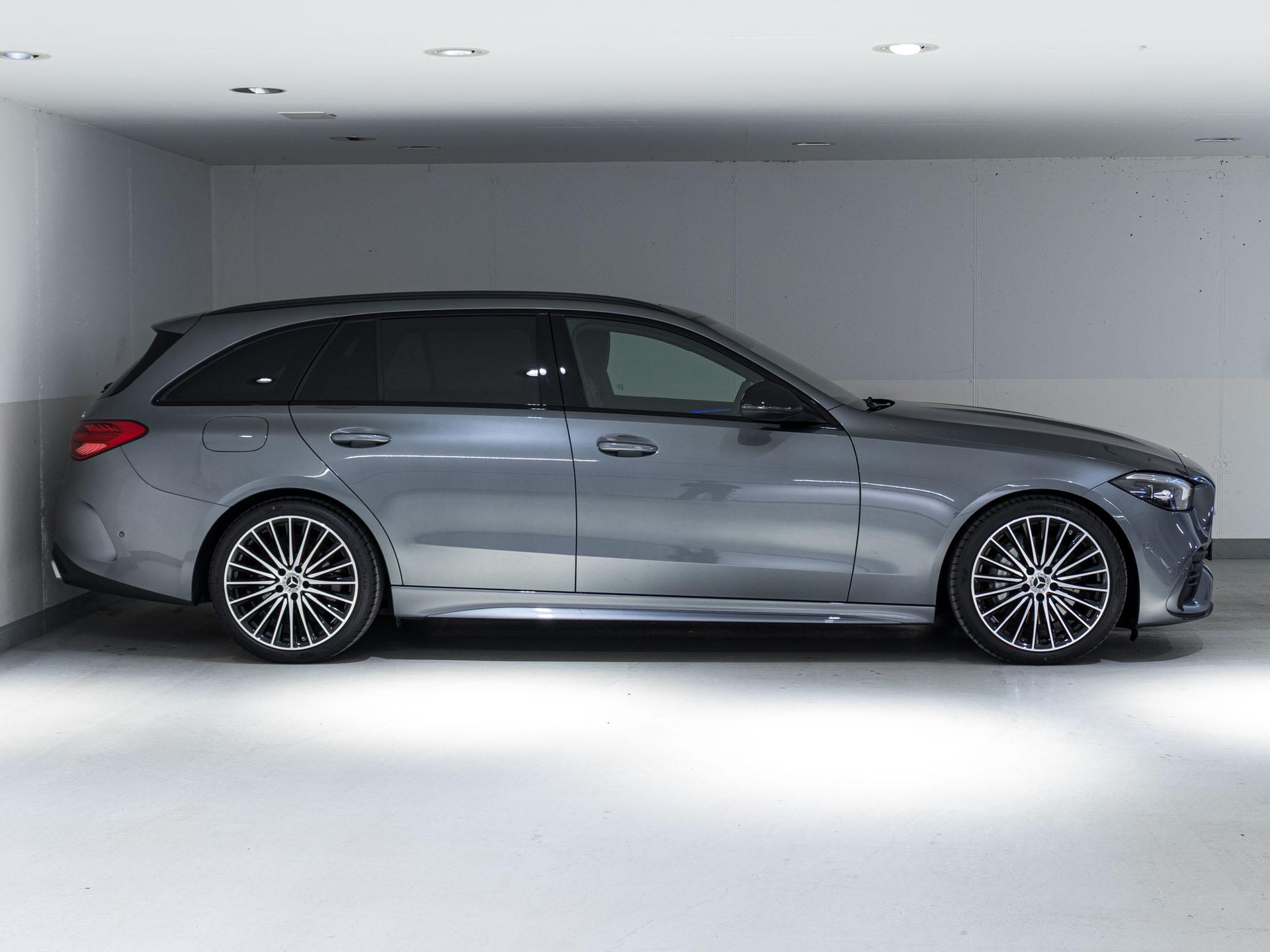 MERCEDES-BENZ C 300 AMG Line 4matic Kombi-image-1