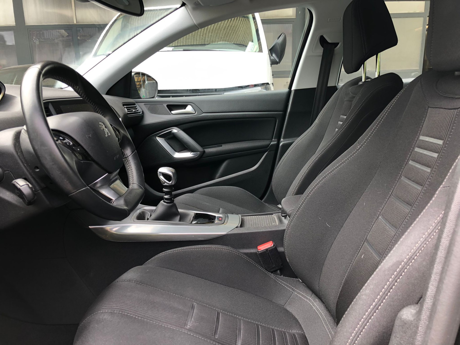 PEUGEOT 308 1.2 THP Allure-image-6