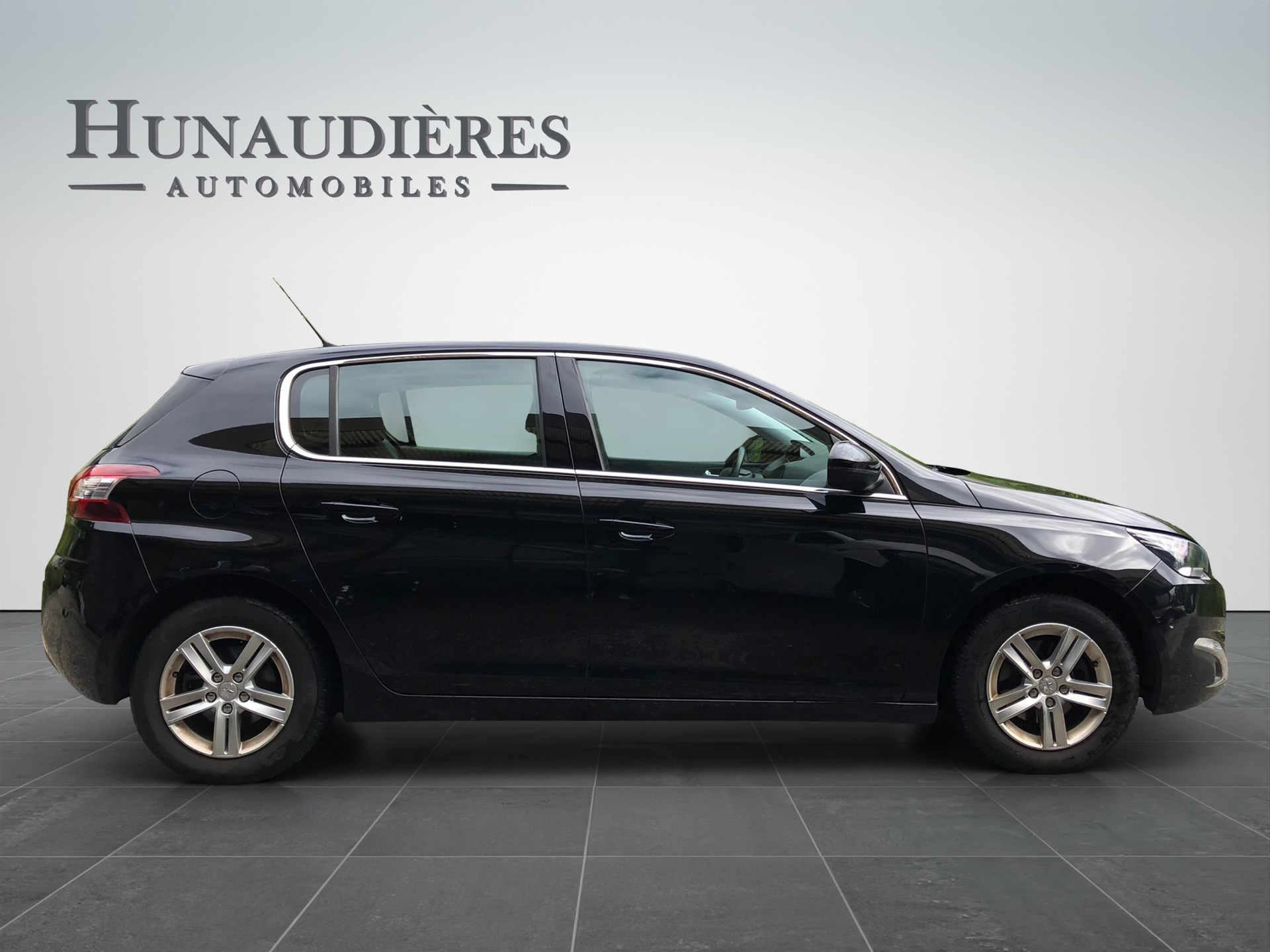 PEUGEOT 308 1.2 THP Allure-image-10