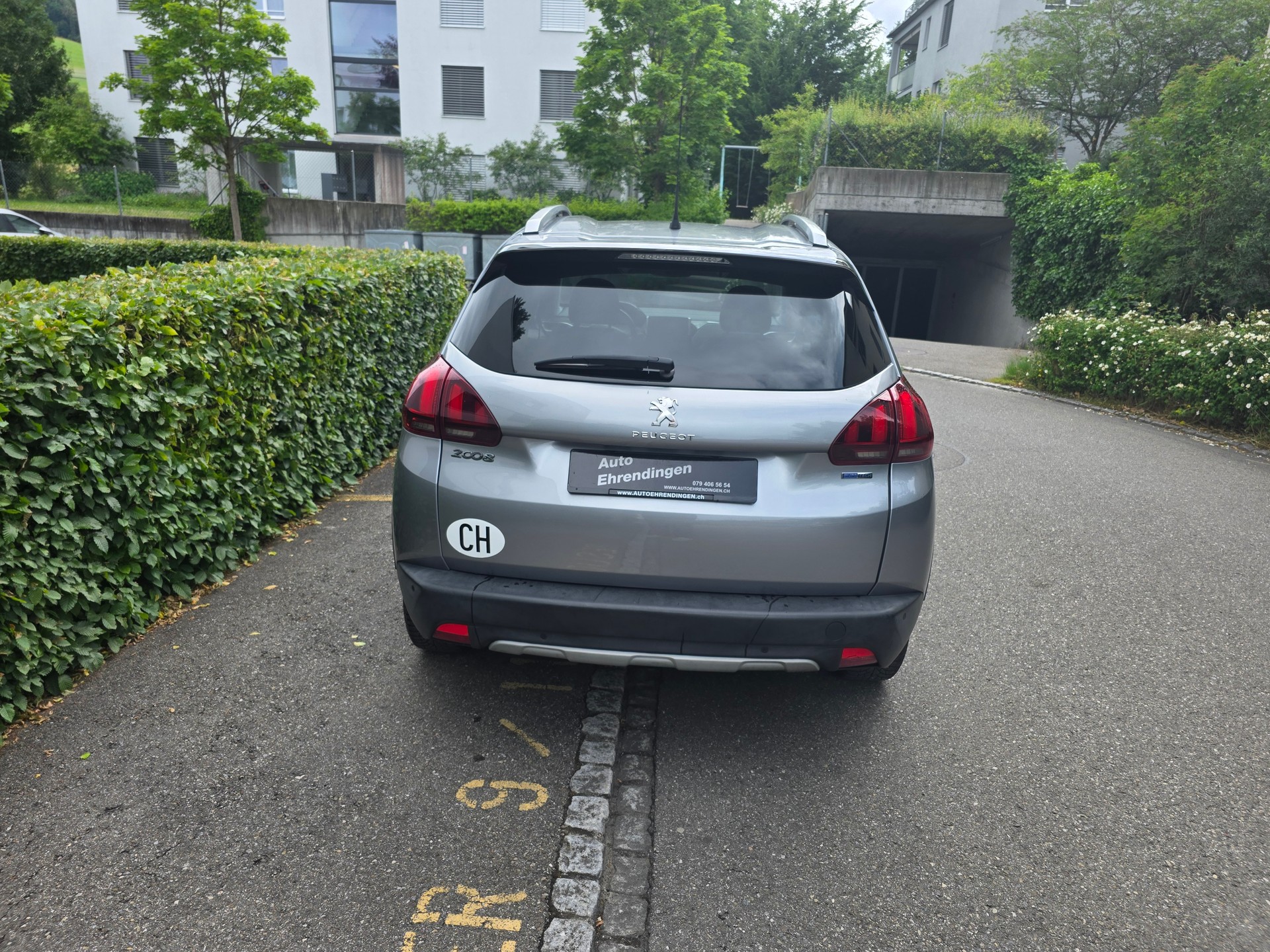 PEUGEOT 2008 1.2 PureTech Allure EAT6-image-4