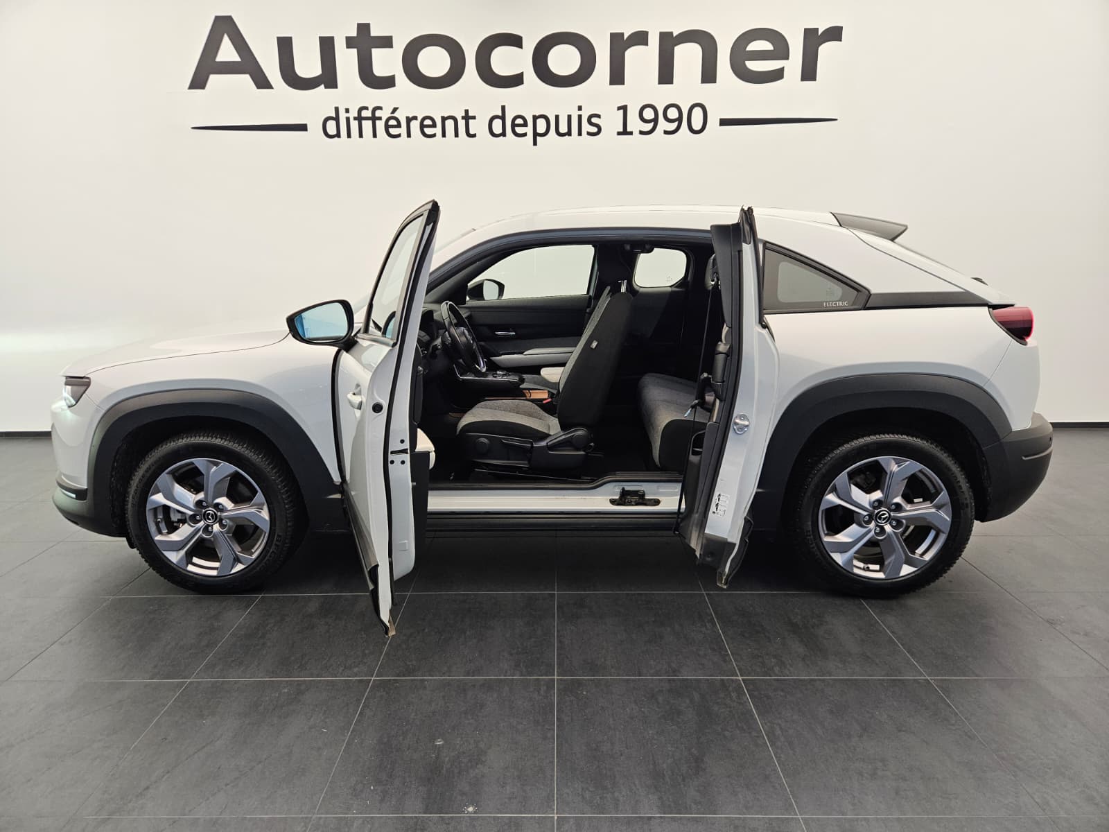 MAZDA MX-30 e-Skyactiv Ambition Plus-showroom-element-2