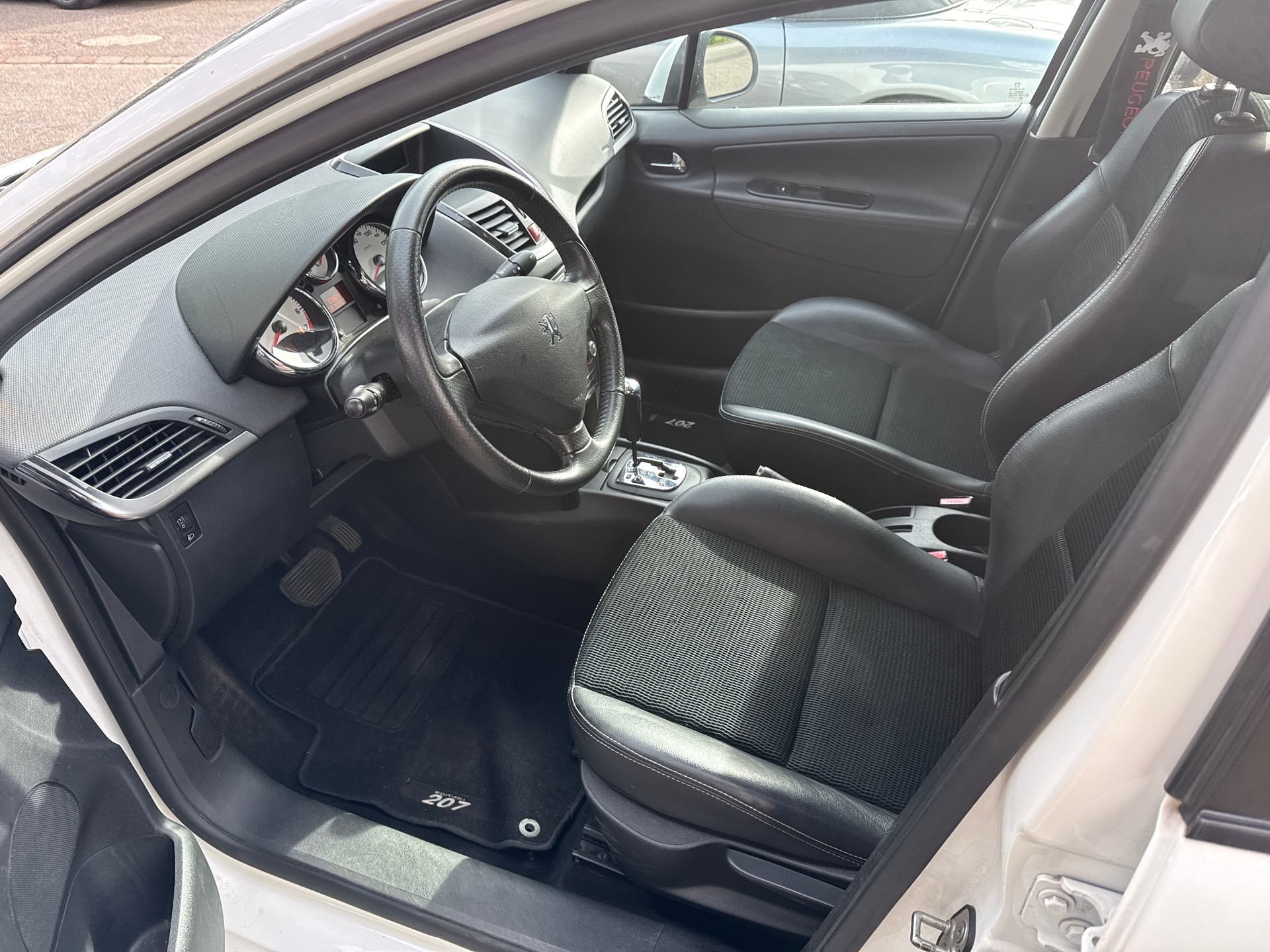 PEUGEOT 207 1.6 16V Allure Automatic-image-6