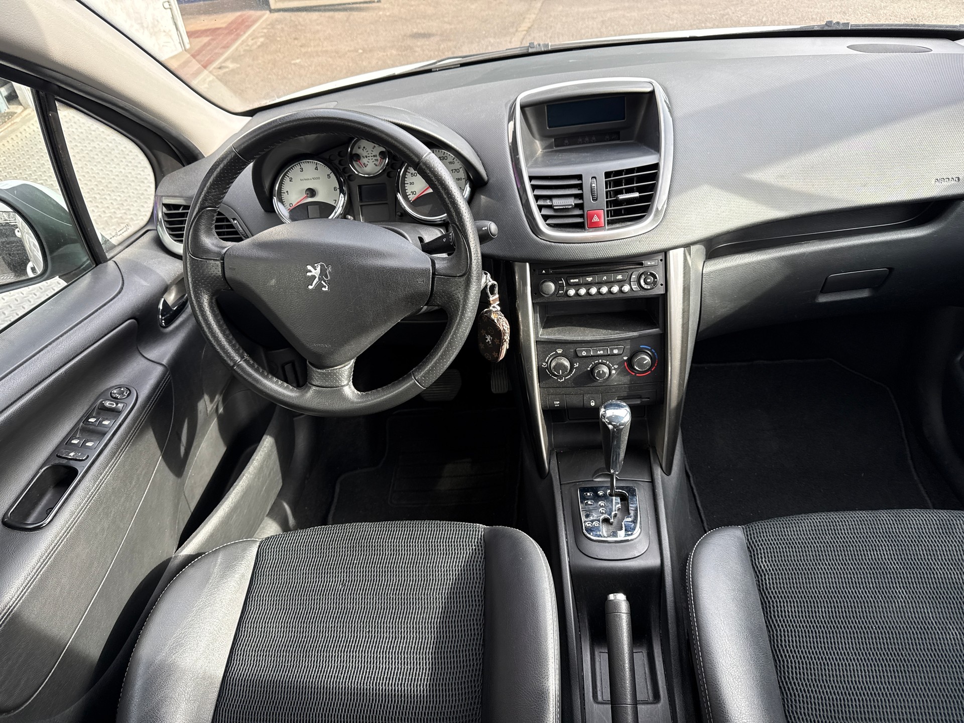 PEUGEOT 207 1.6 16V Allure Automatic-image-5
