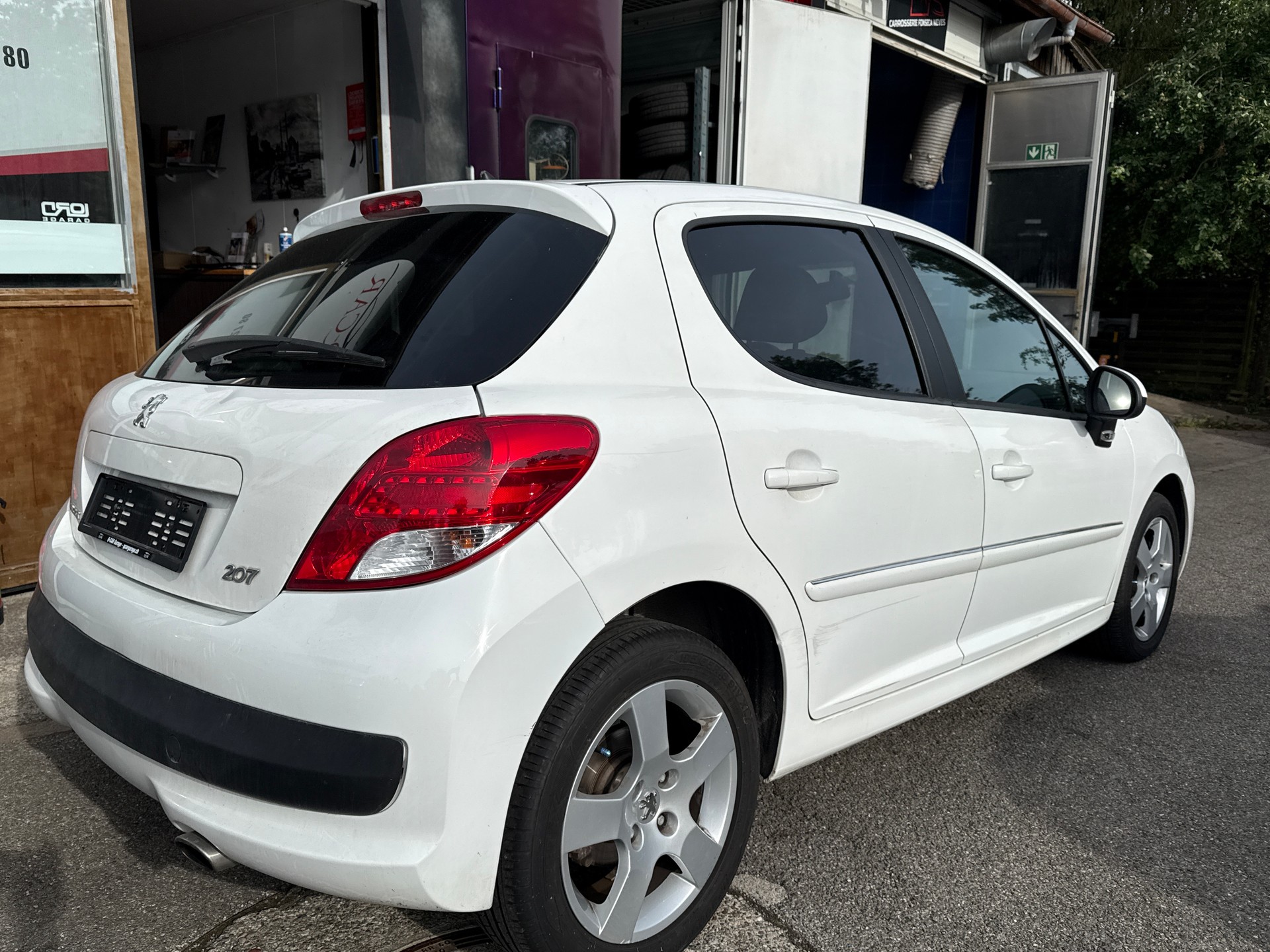 PEUGEOT 207 1.6 16V Allure Automatic-image-4