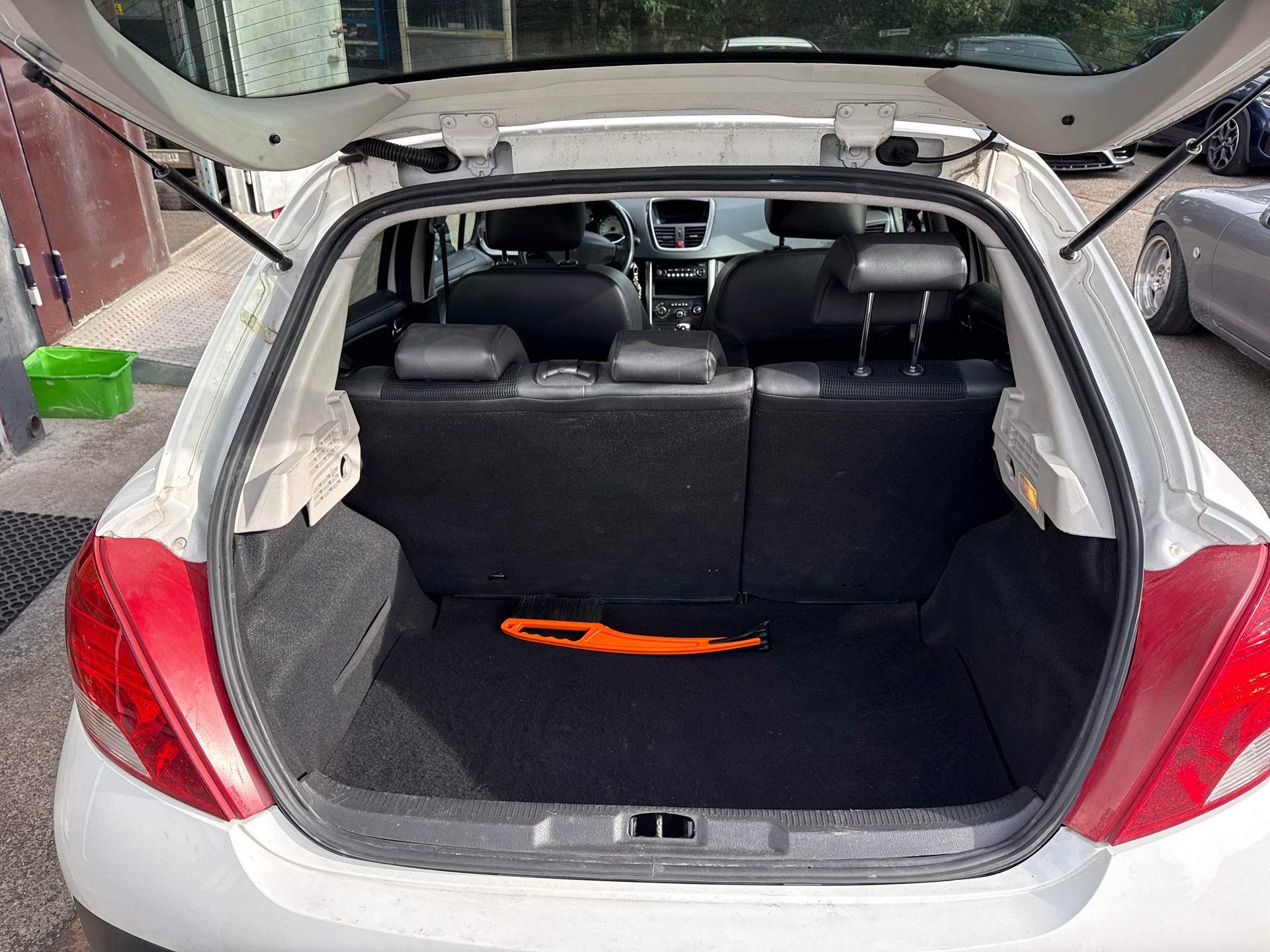 PEUGEOT 207 1.6 16V Allure Automatic-image-10