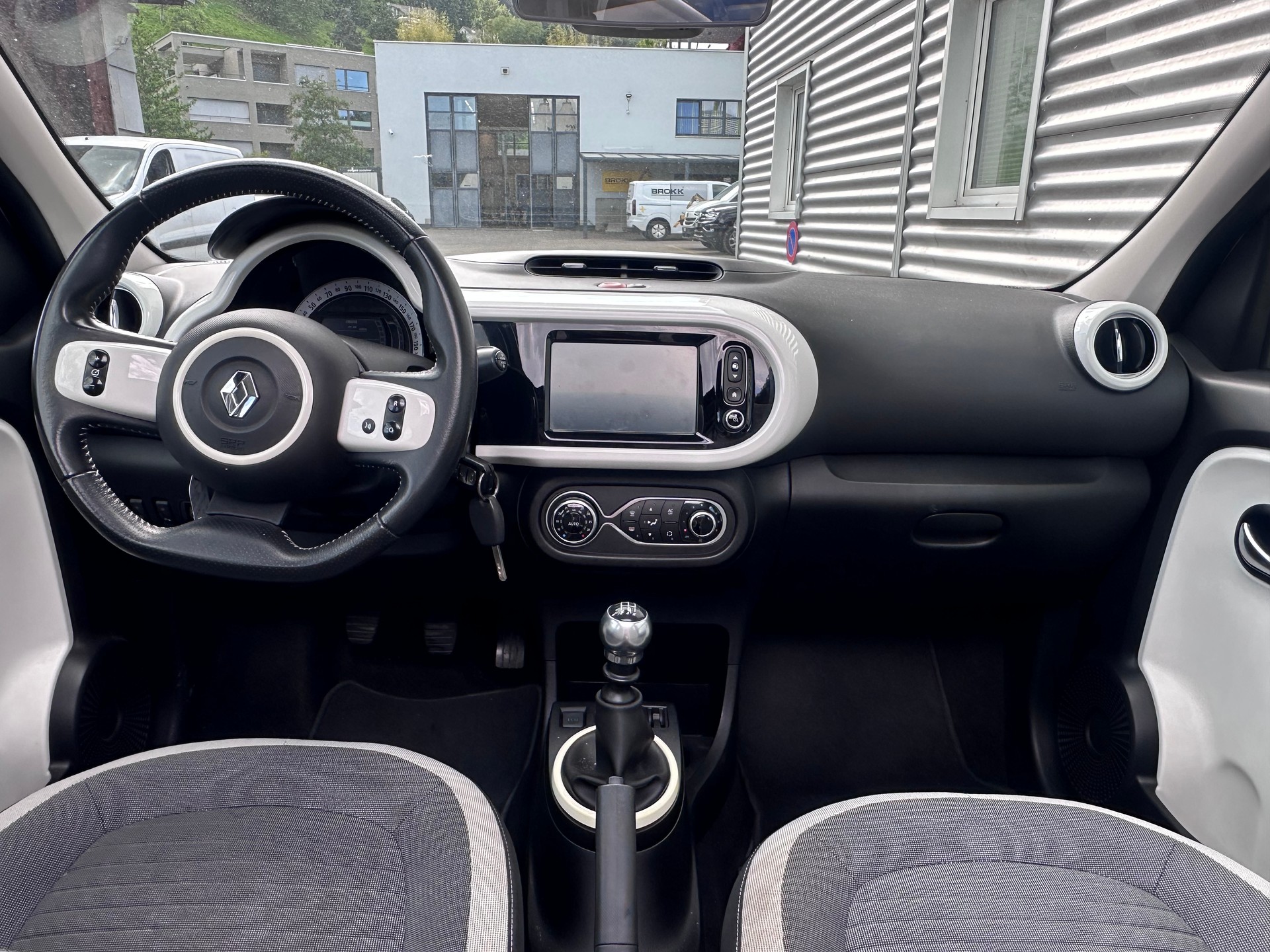 RENAULT Twingo 0.9 Zen Cabriolet-image-11