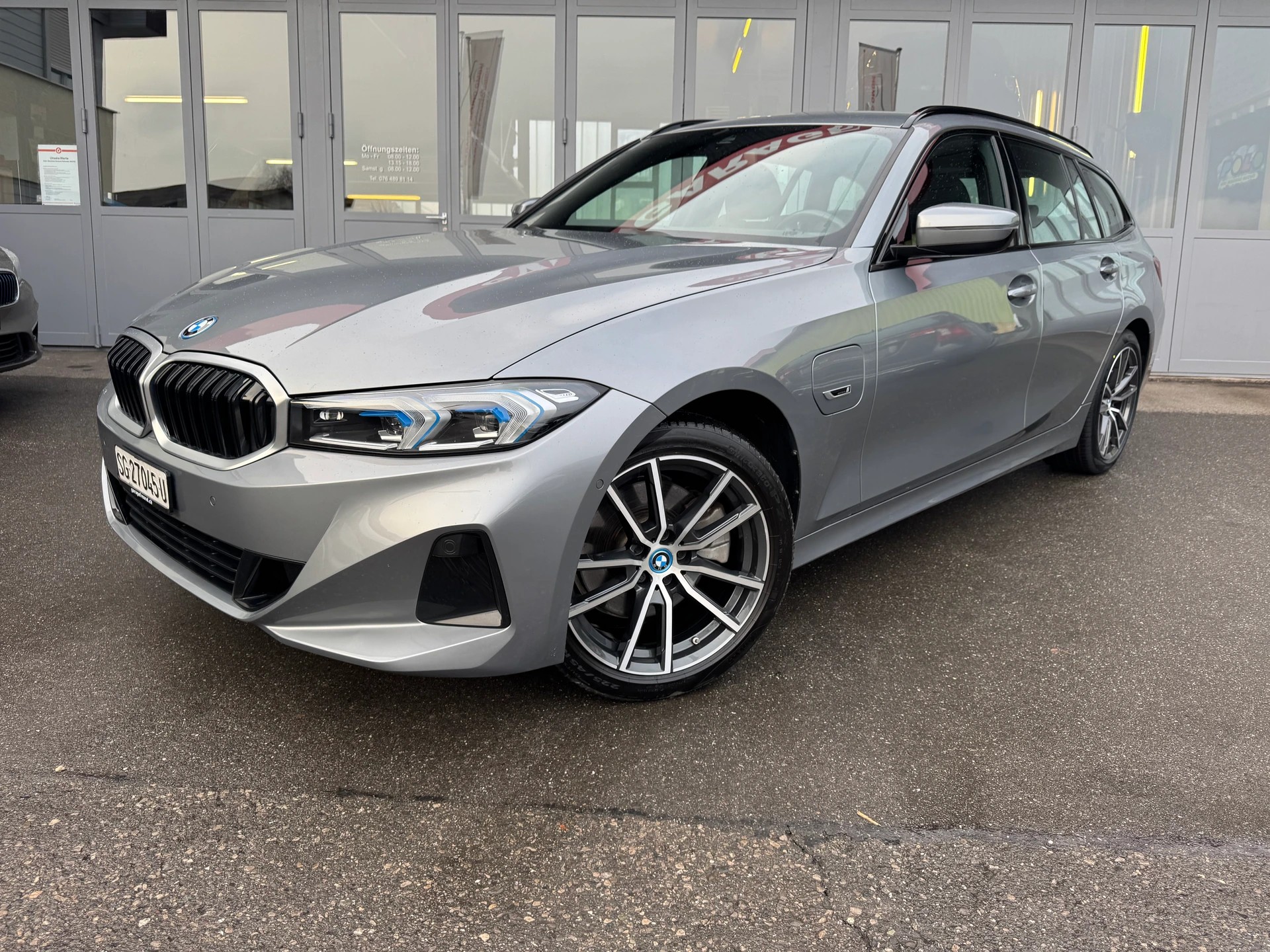 BMW 330e x DriveTouring Steptronic-image-0