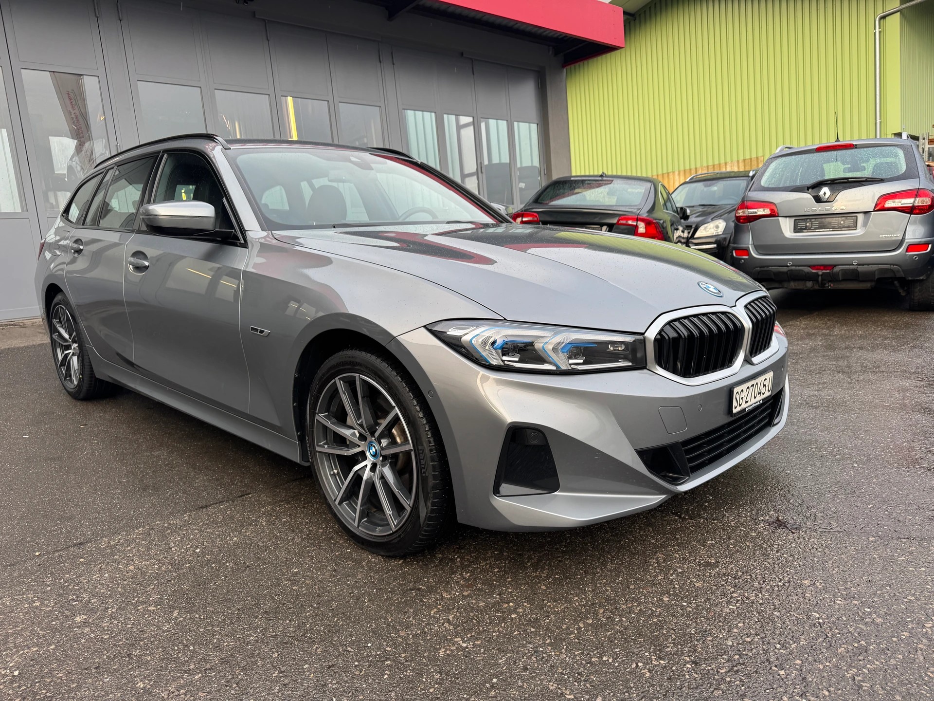 BMW 330e x DriveTouring Steptronic-image-1
