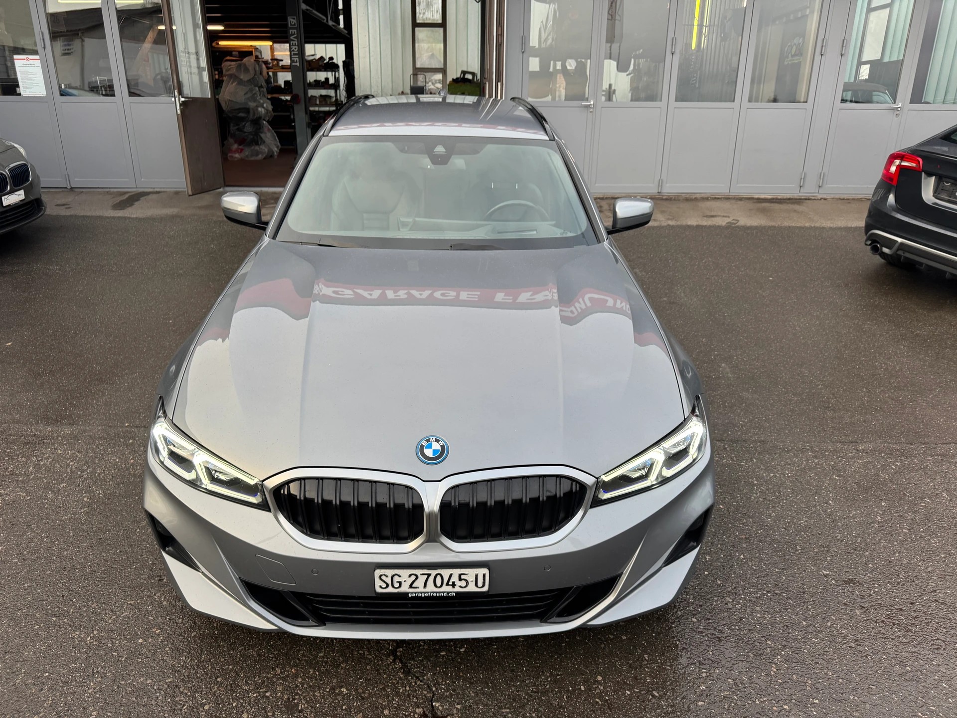 BMW 330e x DriveTouring Steptronic-image-12