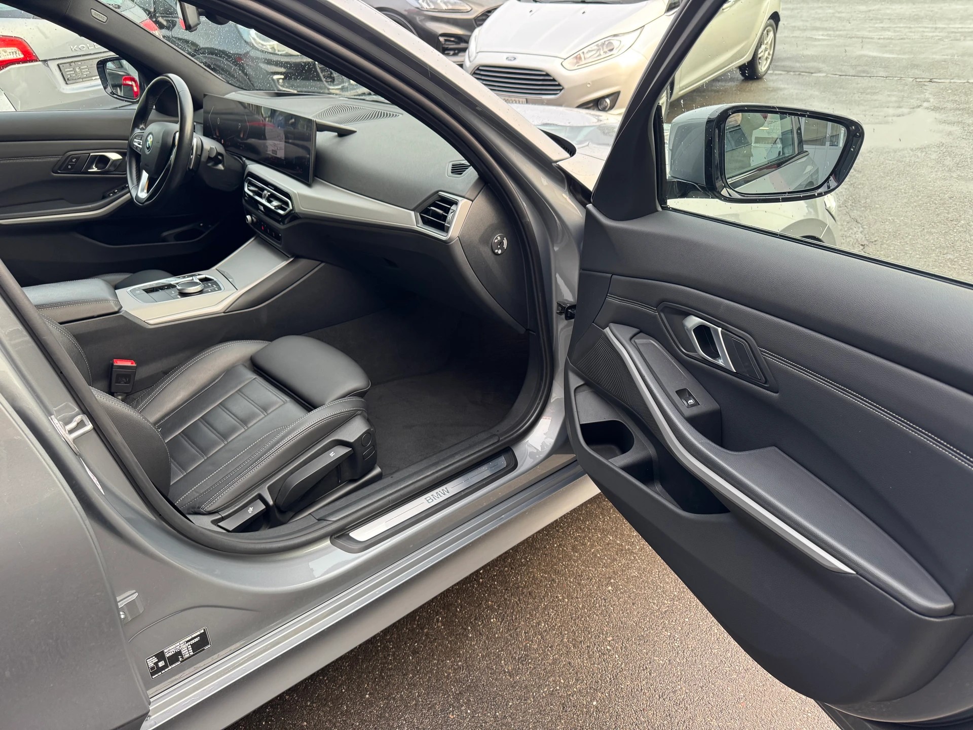 BMW 330e x DriveTouring Steptronic-image-14
