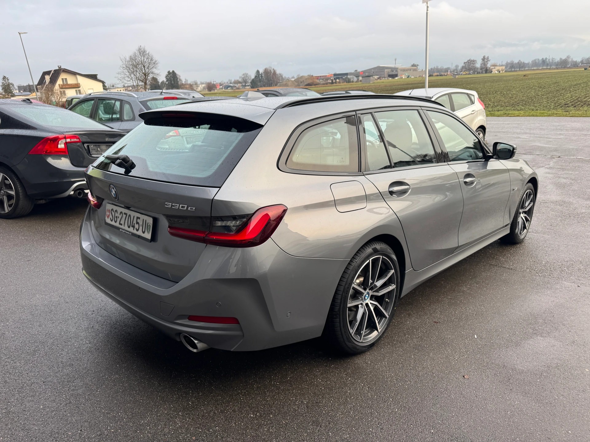 BMW 330e x DriveTouring Steptronic-image-10