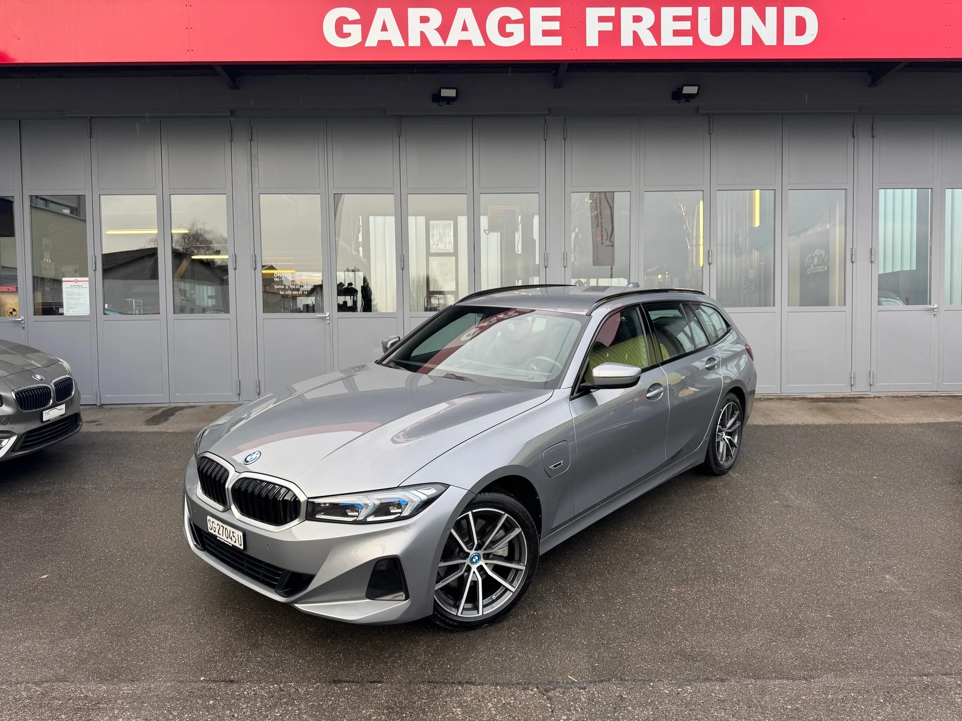 BMW 330e x DriveTouring Steptronic-image-3