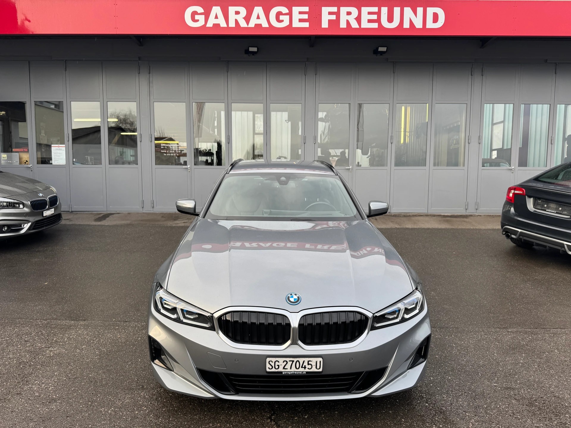BMW 330e x DriveTouring Steptronic-image-4