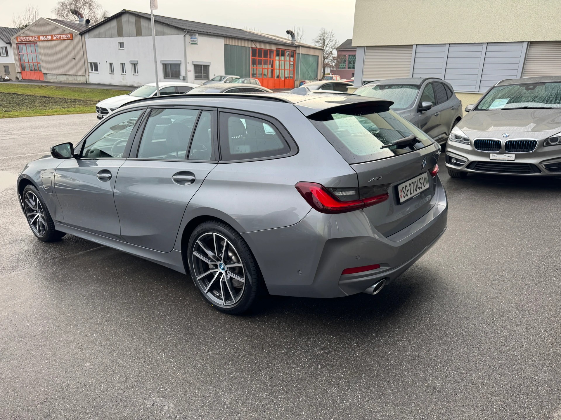 BMW 330e x DriveTouring Steptronic-image-7
