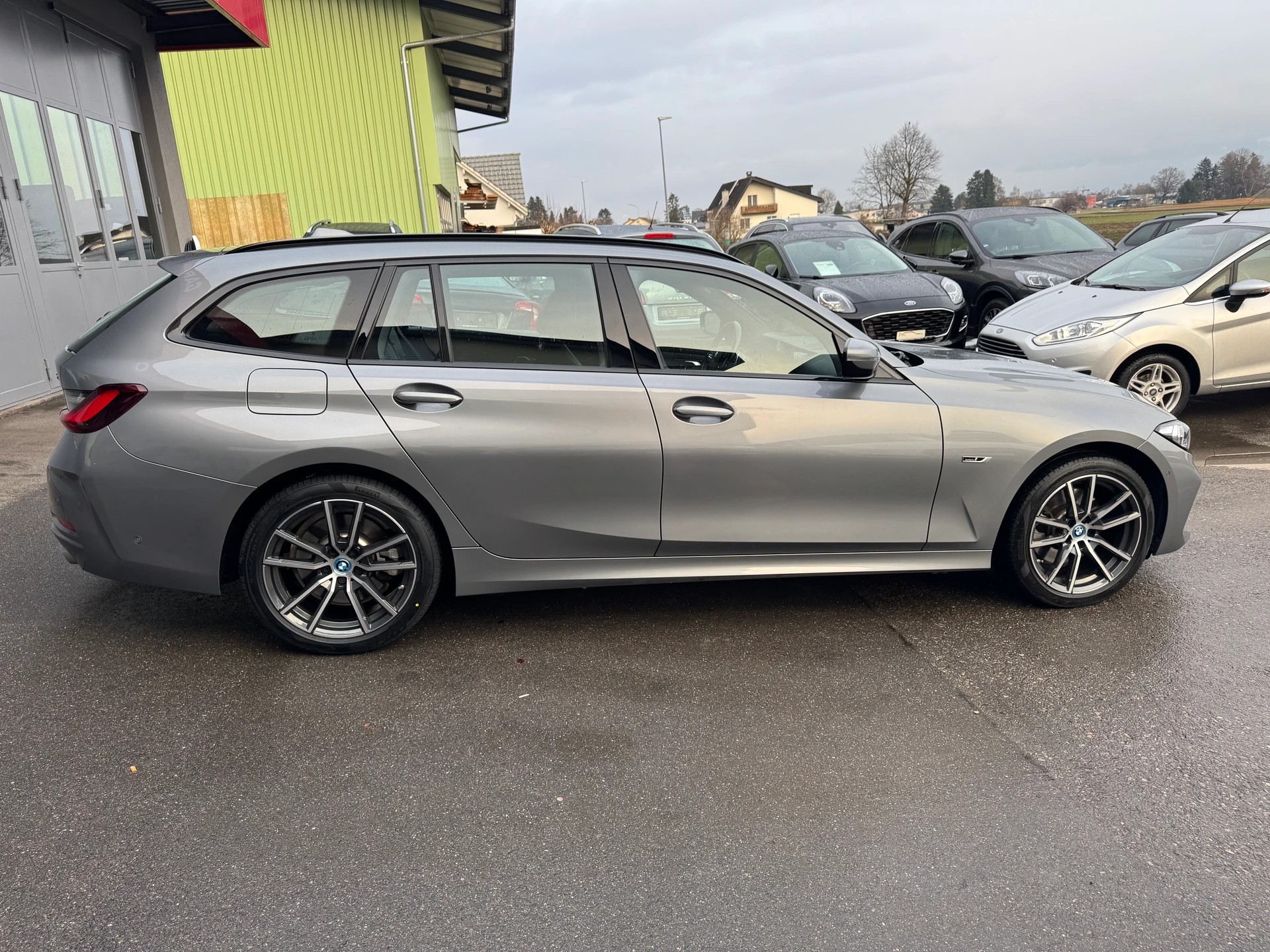 BMW 330e x DriveTouring Steptronic-image-11