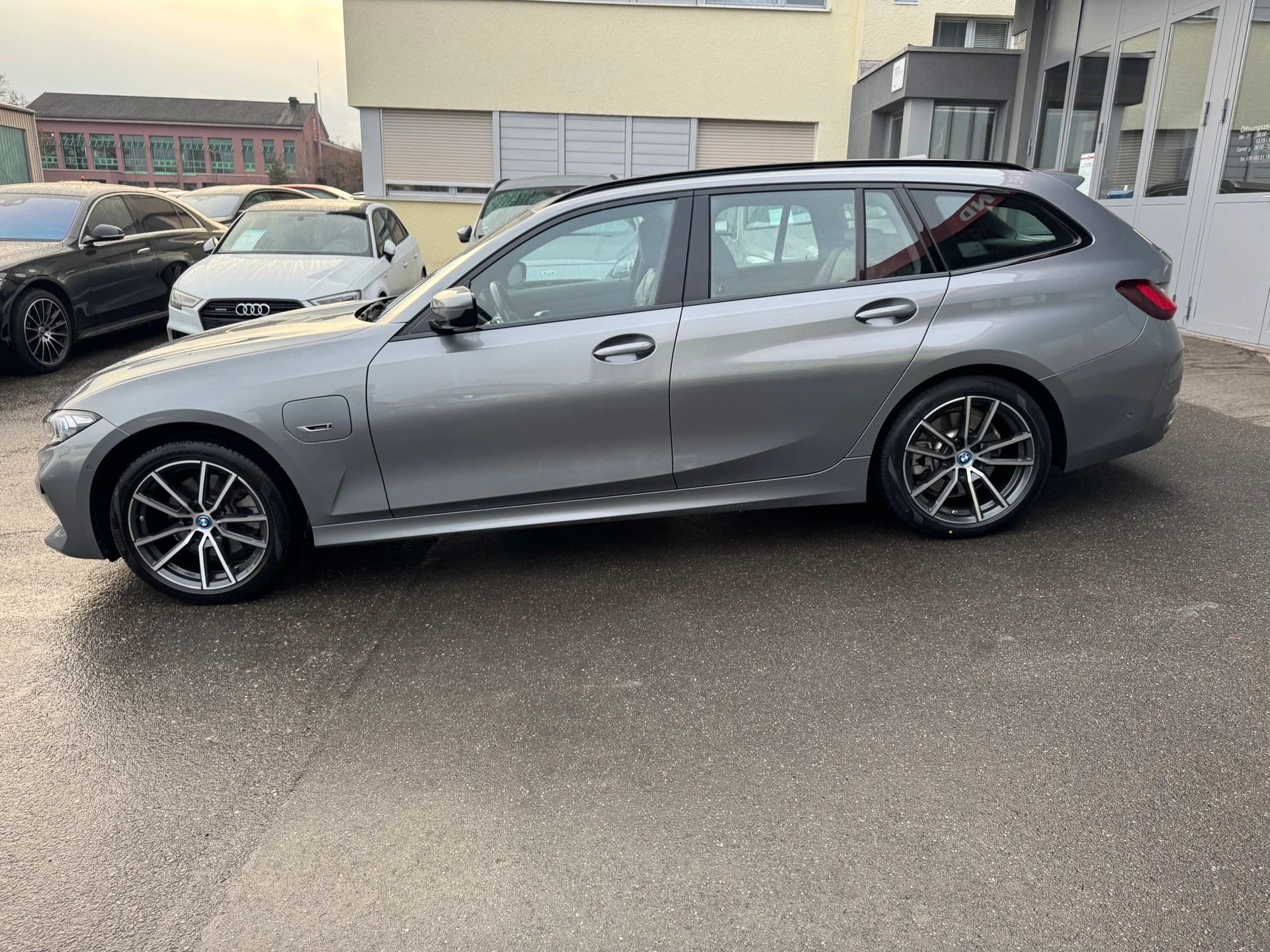BMW 330e x DriveTouring Steptronic-image-6