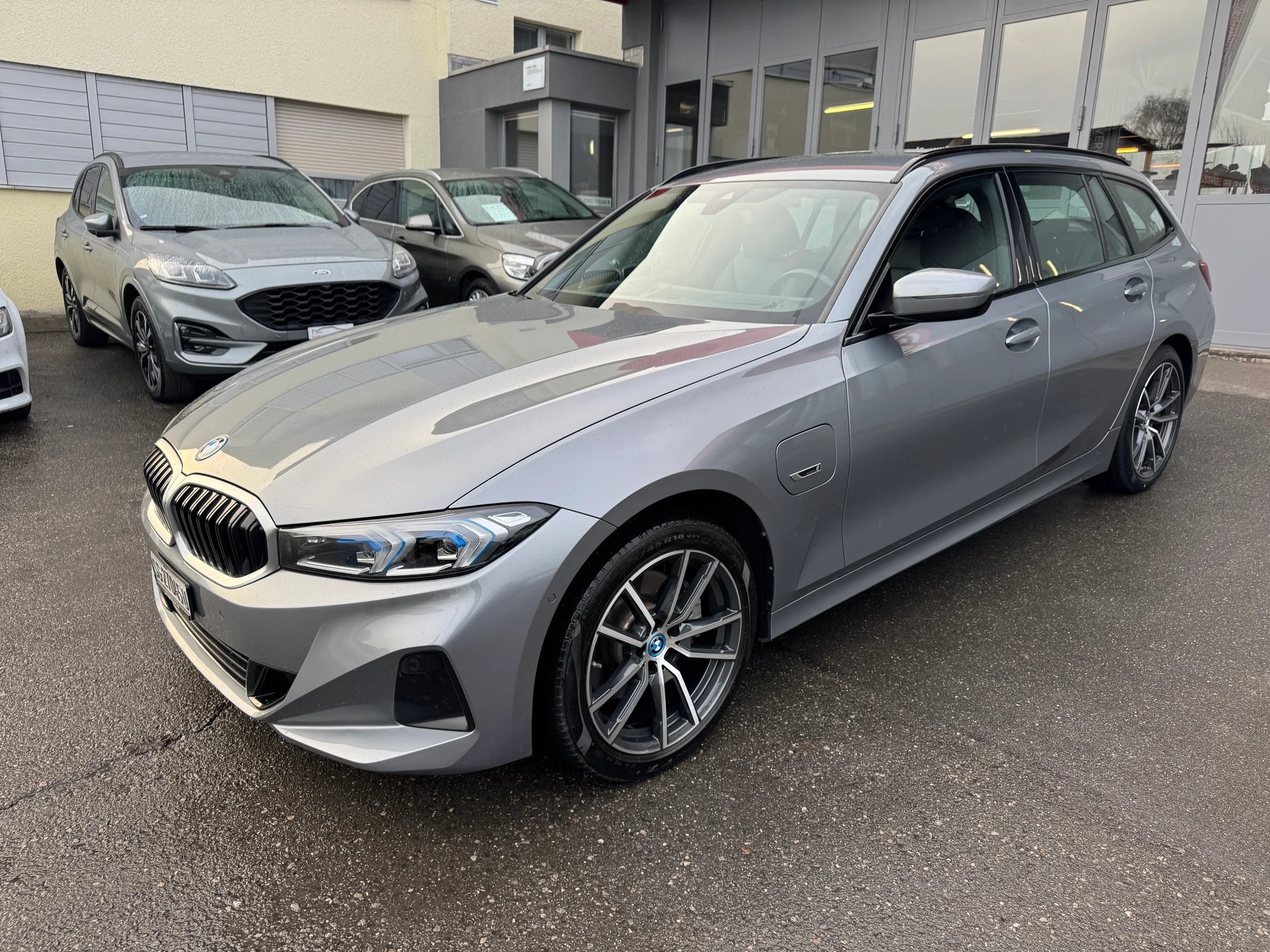 BMW 330e x DriveTouring Steptronic-image-5