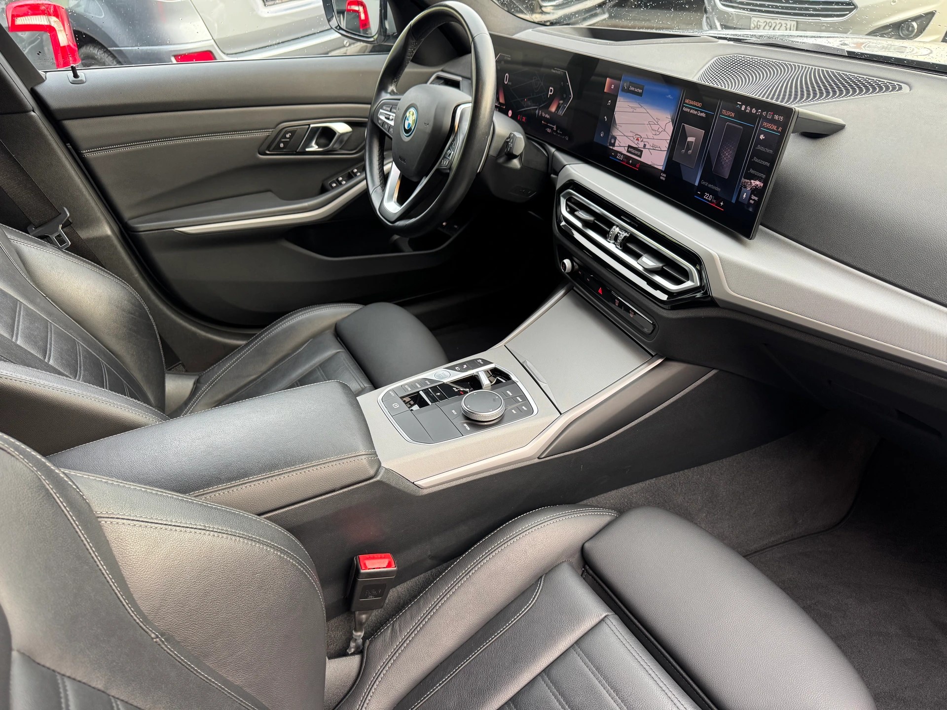 BMW 330e x DriveTouring Steptronic-image-13