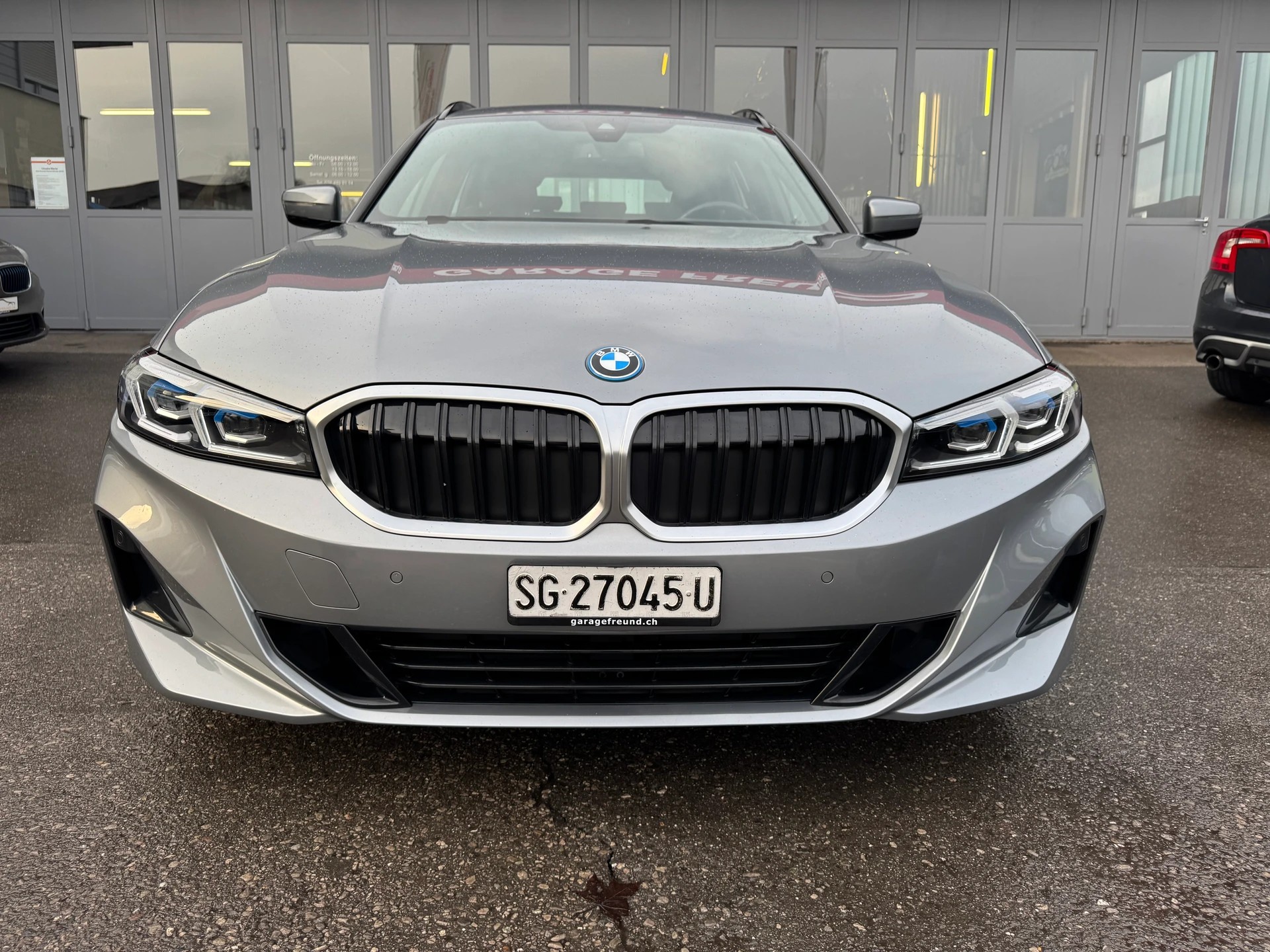 BMW 330e x DriveTouring Steptronic-image-2